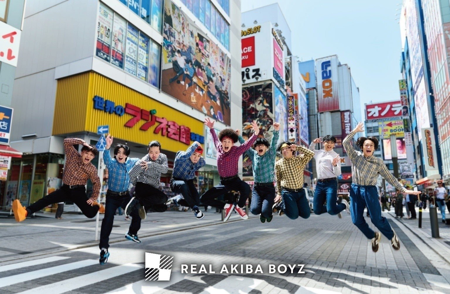 秋葉原の街頭で並ぶREAL AKIBA BOYZメンバー9名