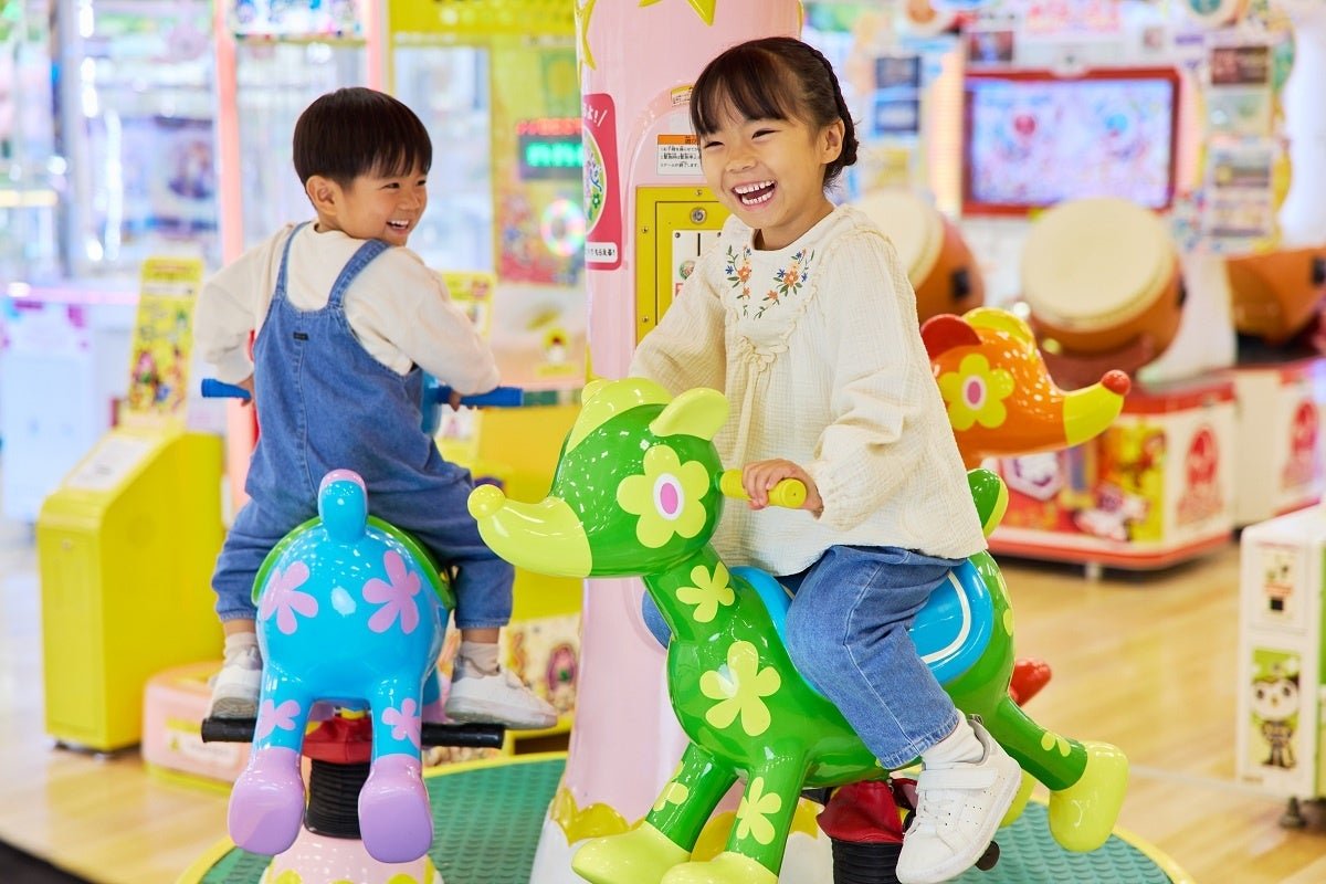 馬型・鹿型のライドに乗って笑う子どもたち