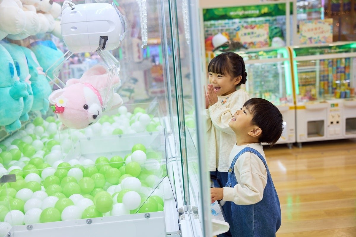 クレーンゲームでぬいぐるみをつかむアーム