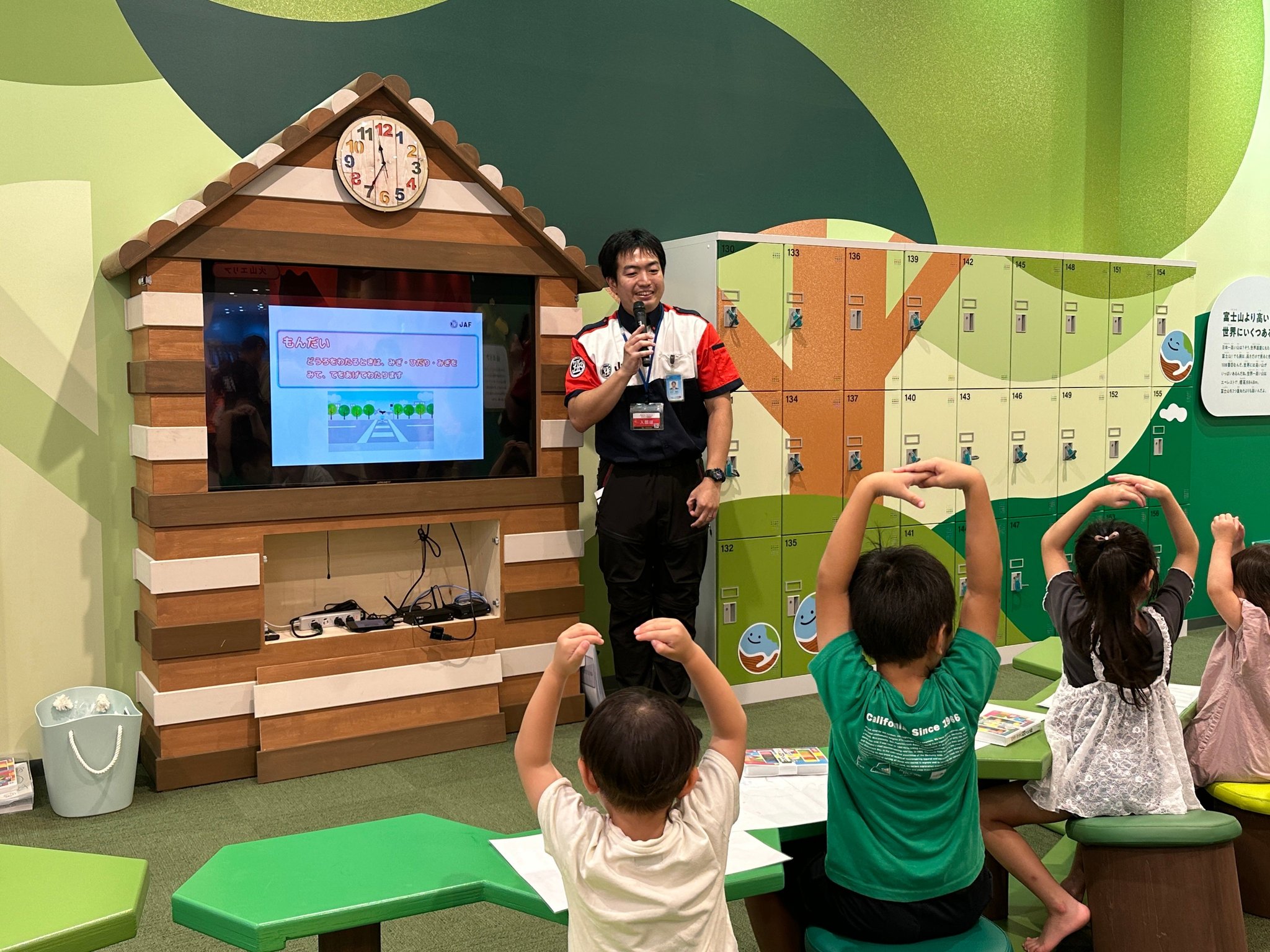 JAFスタッフによる子ども安全免許証発行の様子