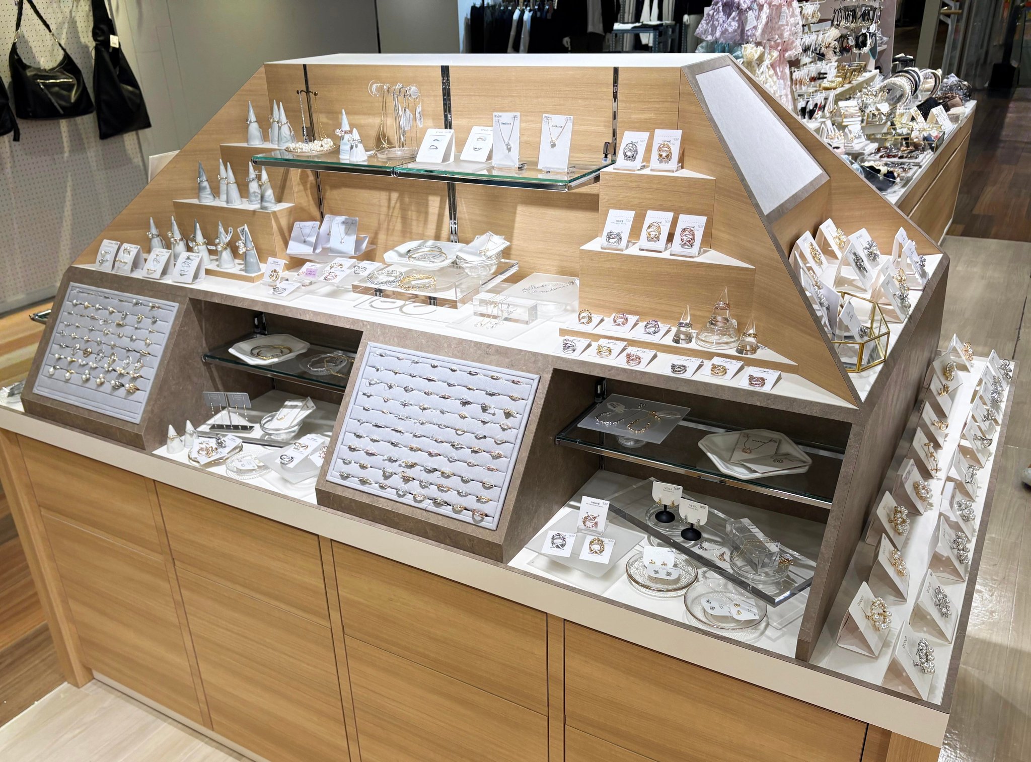 完成品アクセサリー売場に並ぶピアス・イヤリング