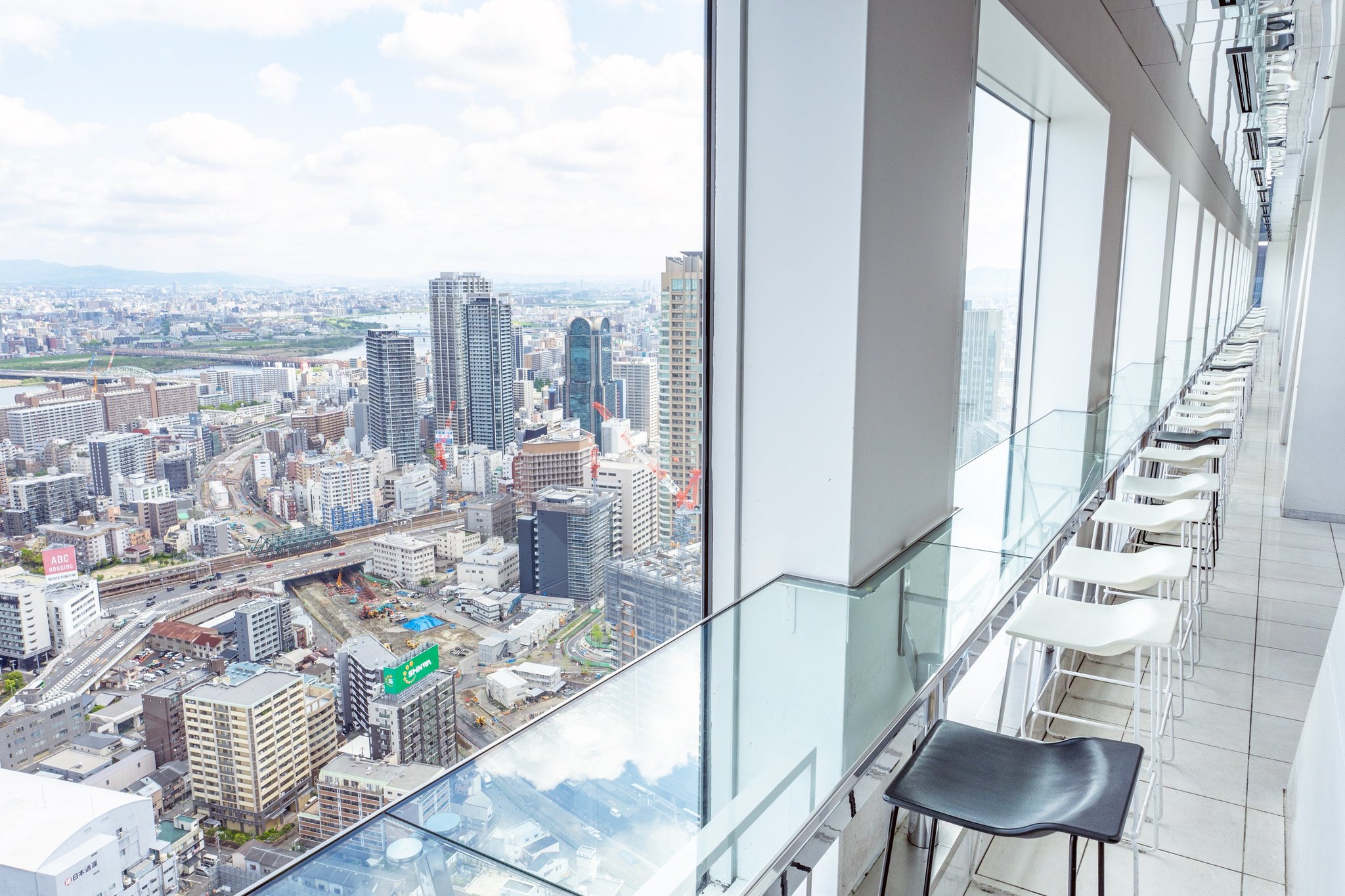 cafe SKY 40のガラスカウンター席