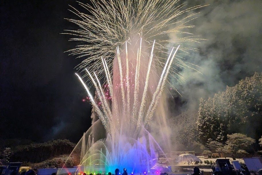 噴水レーザーショーと花火のコラボレーション