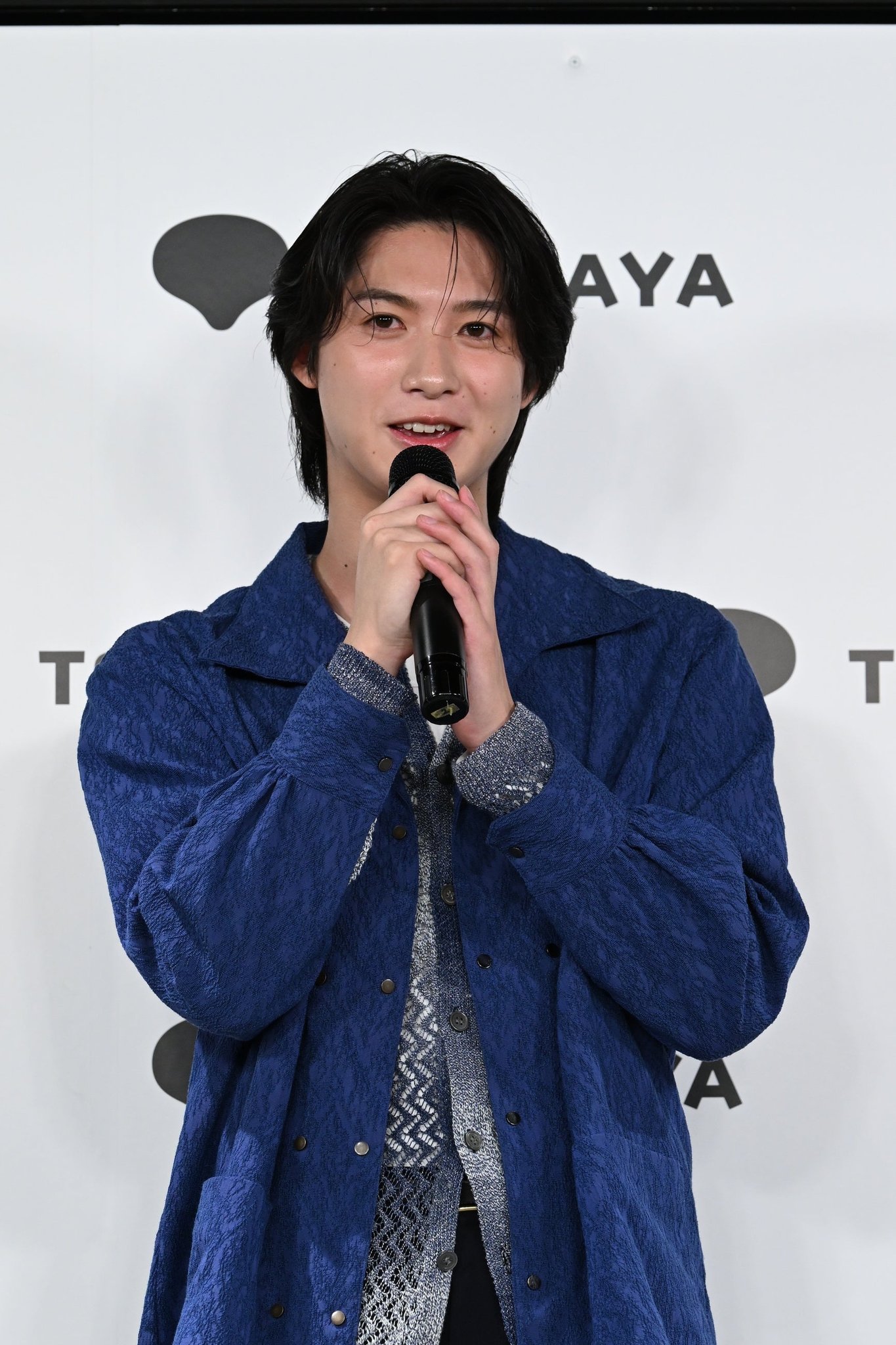 会見でマイクを持ち撮影エピソードを語る石川志泉さん