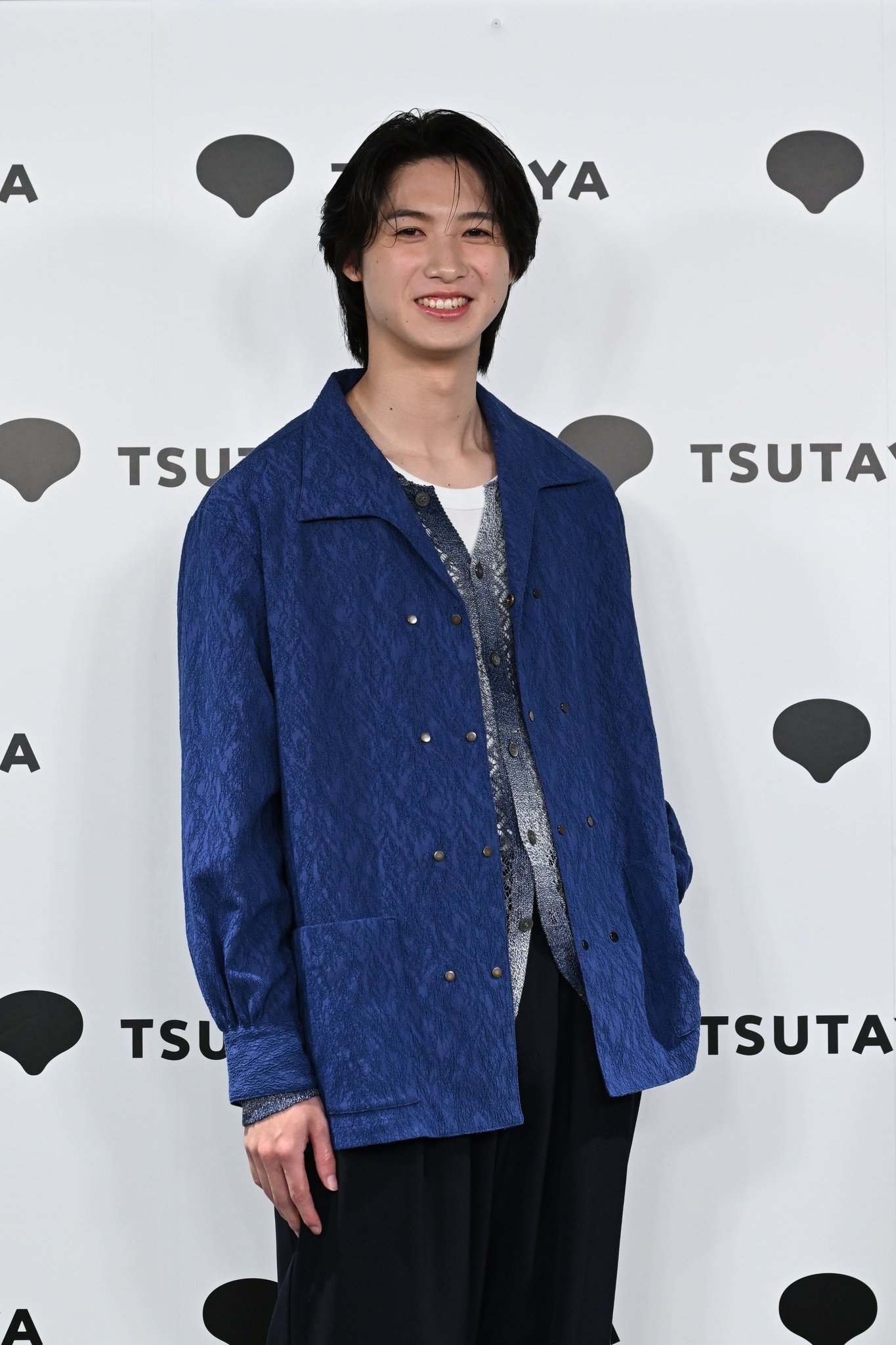 会見で笑顔を見せる石川志泉さん