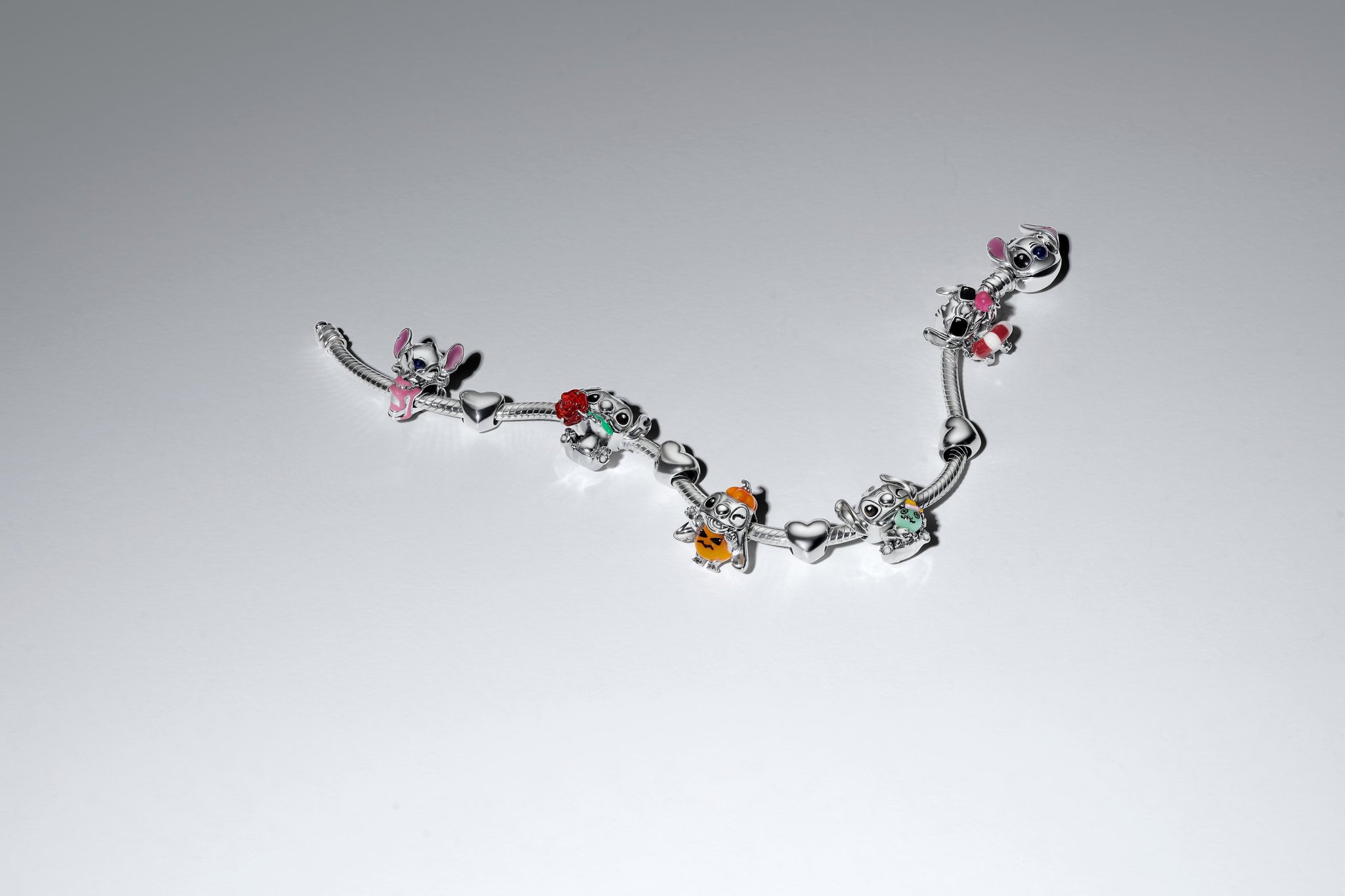 新作「Disney x Pandora」コレクション / Disney x Pandora(ディズニー x パンドラ)「スティッチ」 ※画像内には一部既存コレクションの商品も含まれています。