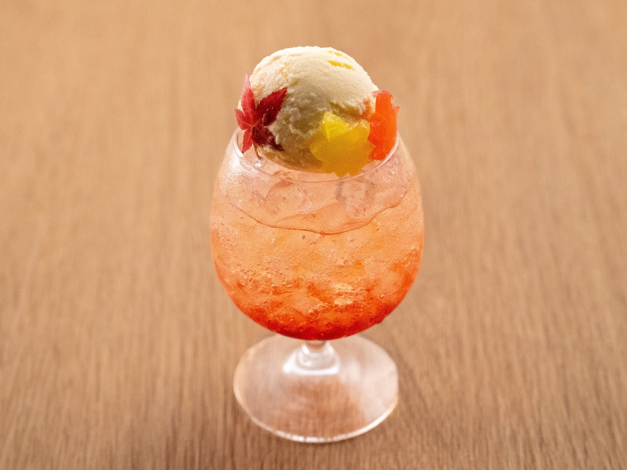 1. 山形ならではの秋の実りを味わう、彩り豊かな限定メニュー / 夕暮れもみじフロート(600円):夕暮れに染まる紅葉をイメージした秋限定フロート。甘酸っぱいグレナデンシロップと爽やかなジンジャーエールのグラデーションで夕暮れを再現し、りんご味のもみじ寒天と丸いバニラアイスを浮かべたSNS映え間違いなしのドリンクです。
