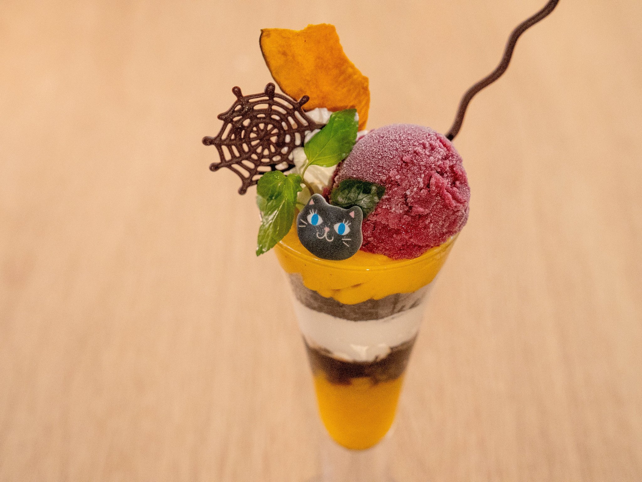 1. 山形ならではの秋の実りを味わう、彩り豊かな限定メニュー / 秋のパンプキンパフェ(1,280円):ハロウィン気分を高める賑やかな秋パフェ。濃厚なかぼちゃクリーム、爽やかなぶどうシャーベットに、コーヒーゼリーのほろ苦さがマッチした贅沢な層をお楽しみいただけます。
