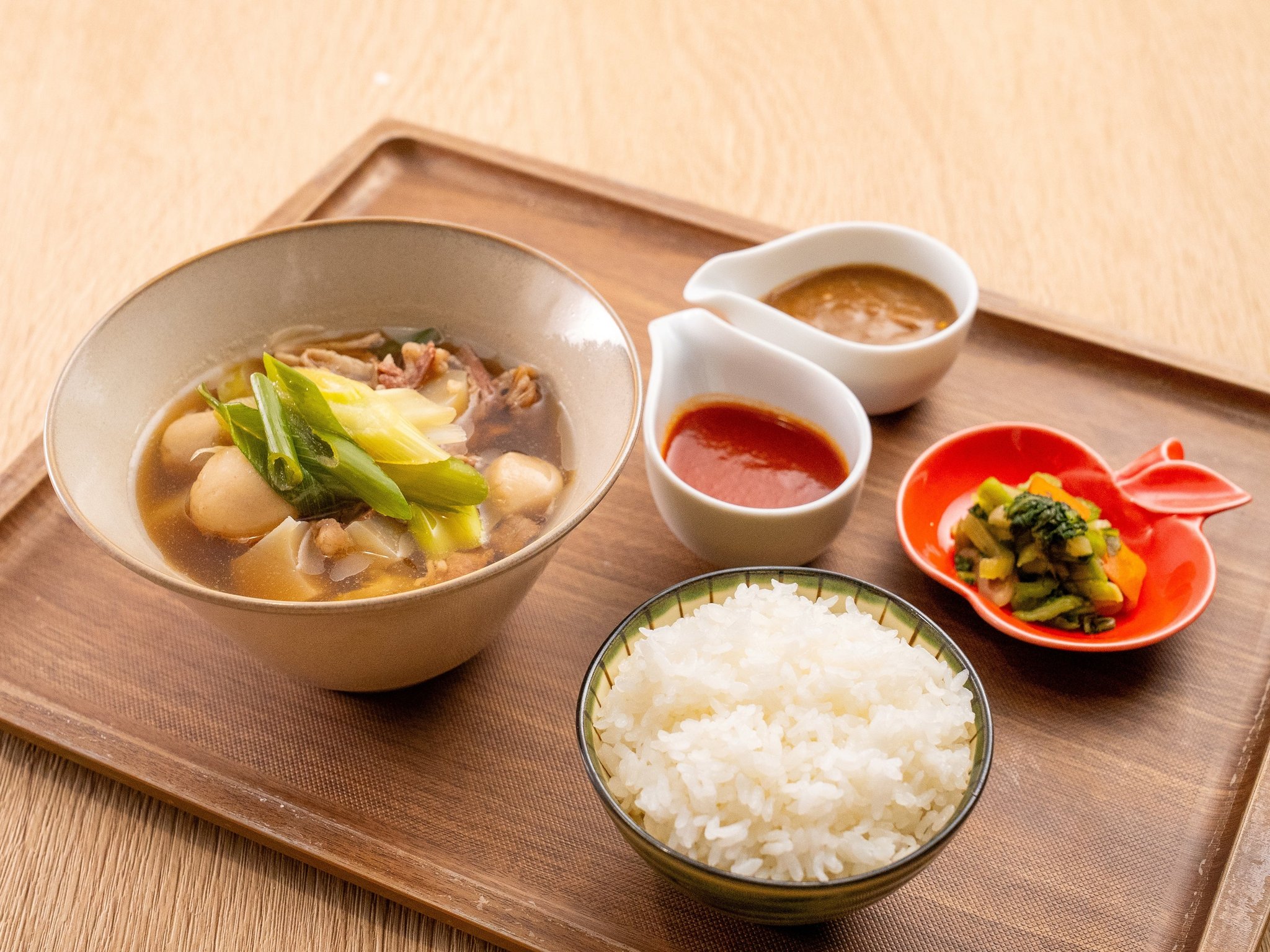 1. 山形ならではの秋の実りを味わう、彩り豊かな限定メニュー / ゆさの芋煮膳(1,280円):山形の秋に欠かせない名物「芋煮」をゆさ流にアレンジ。蔵王牛を使用した自慢の逸品です。そのままの旨味を味わった後は、「特製トマトソース」と「ビーフカレー」を投入し、驚きのオリジナル「味変」をお好みでお楽しみください。