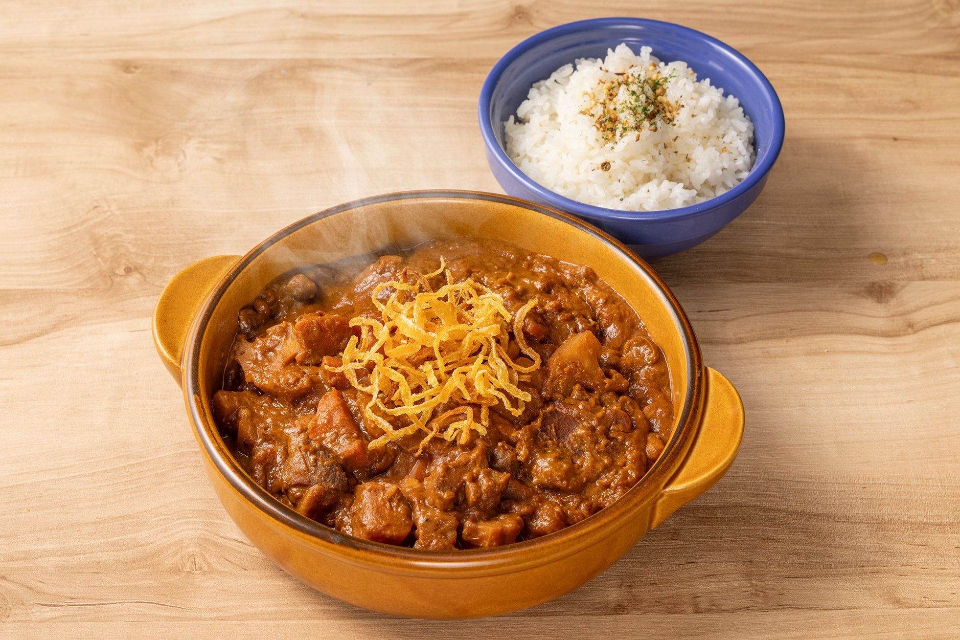 揚げ玉ねぎをのせた豚肉と根菜の和風カレー