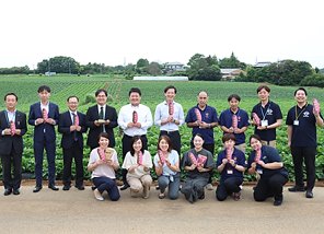 産地視察の参加者集合写真（日本航空、笹屋伊織、水戸京成百貨店、JAなめがたしおさい、行方市）