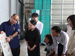産地視察の様子 JAなめがたしおさいが取り組み内容を説明