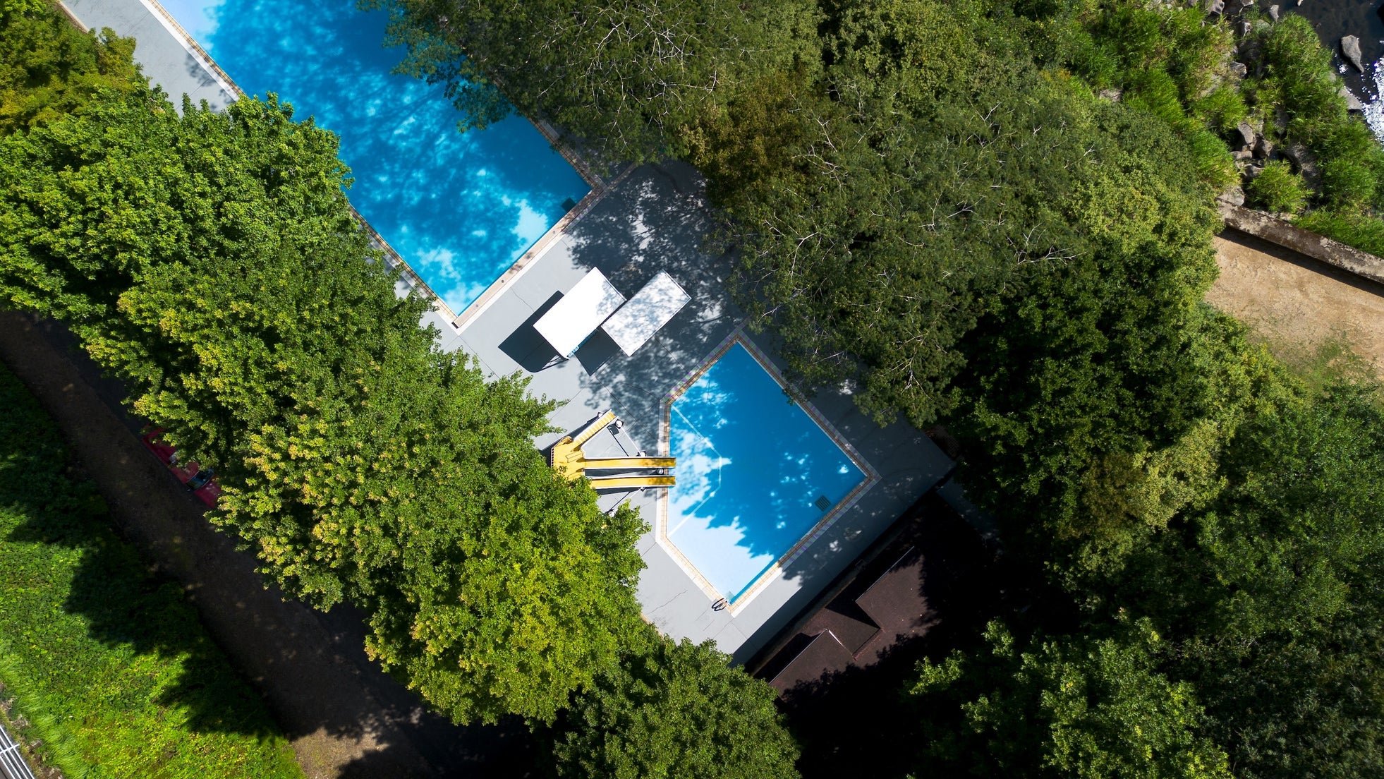 SEKINOO POOL SAUNA in Snow Peak MIYAKONOJO 上空から見たプールとバレルサウナ
