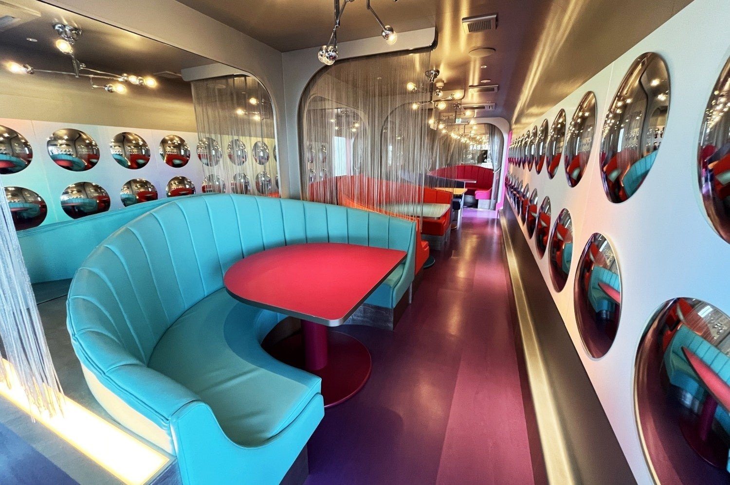 FUTURE TRAIN KYOTO DINER & CAFEの店内