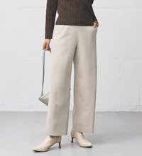 ストレッチスウェード調セミワイドパンツ / モデル着用カラー : モカ