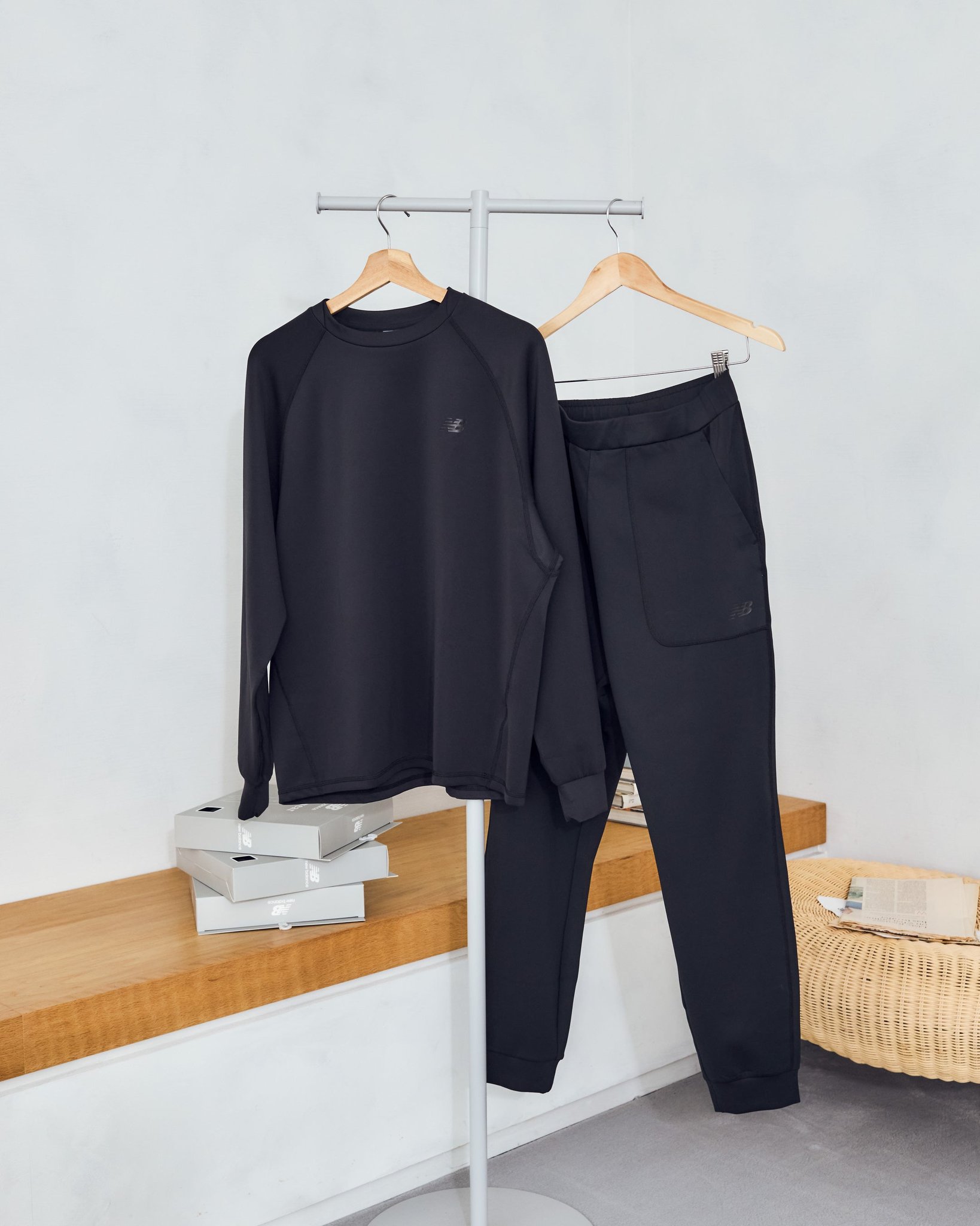 New Balance「リラックスウェア」ブラック 商品ハンガー掛けイメージ