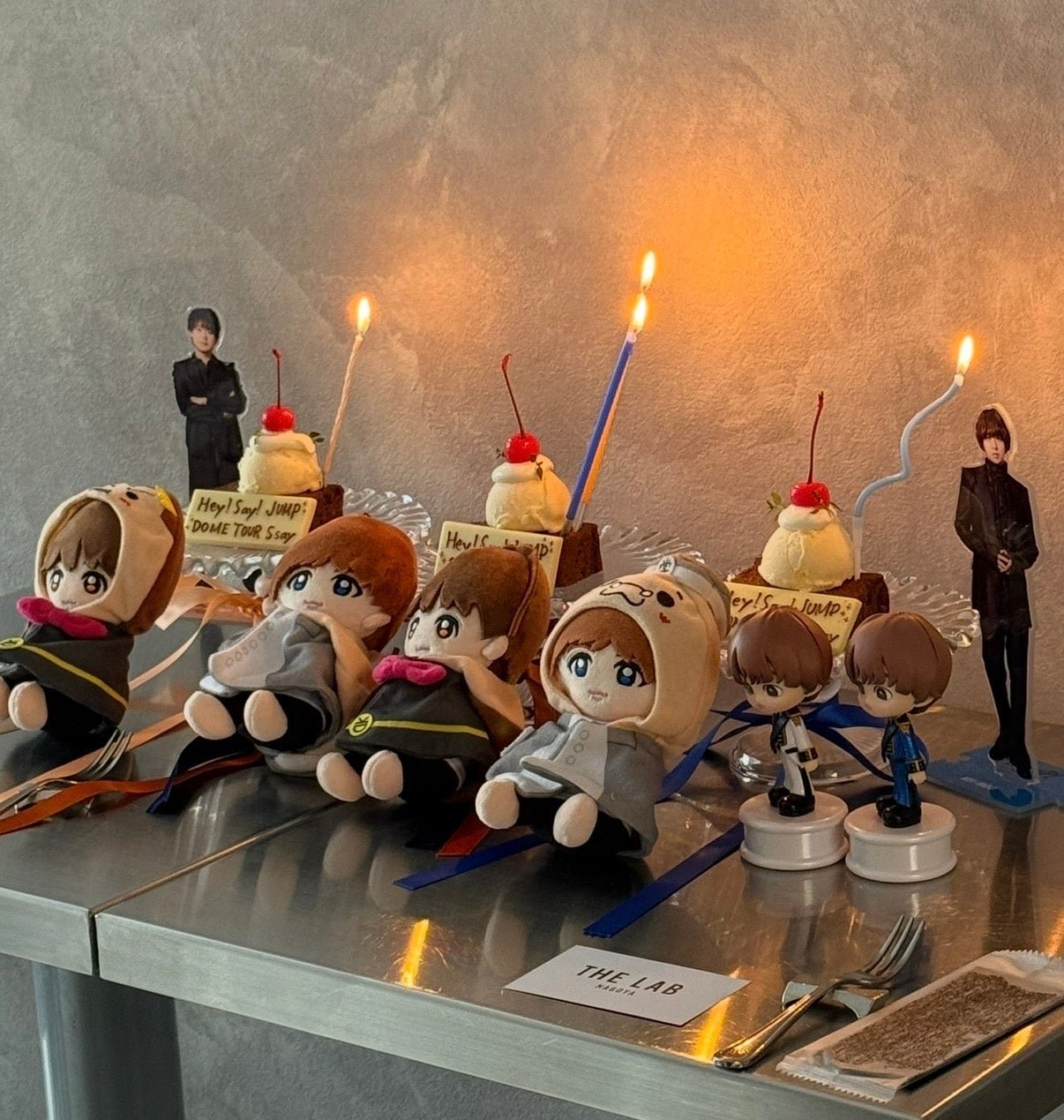 ■Snow Man 名古屋公演の4日間を、特別な推し活空間に / アクスタや、ぬいぐるみなどを自由に並べて、自分たちの最高の思い出に