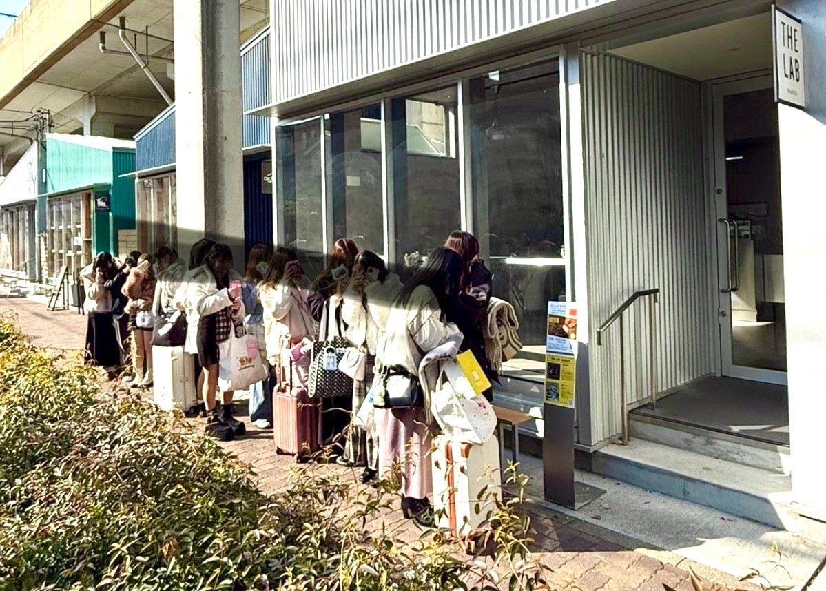 ■Snow Man 名古屋公演の4日間を、特別な推し活空間に / 名古屋でのライブ開催時の店舗前