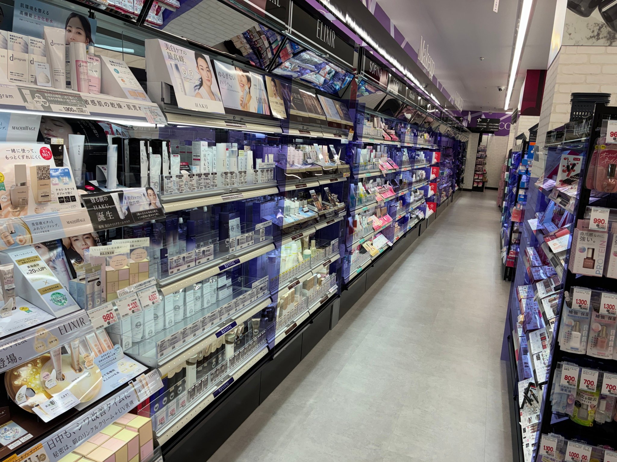 トモズ仙台一番町店の店内(化粧品売場)