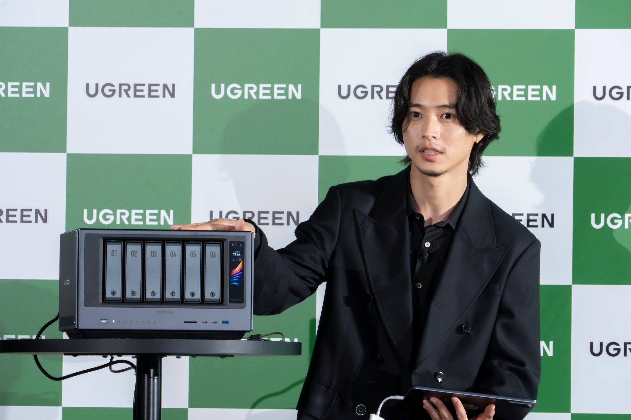 山﨑賢人さんによる「UGREEN AI NAS」デモ体験
