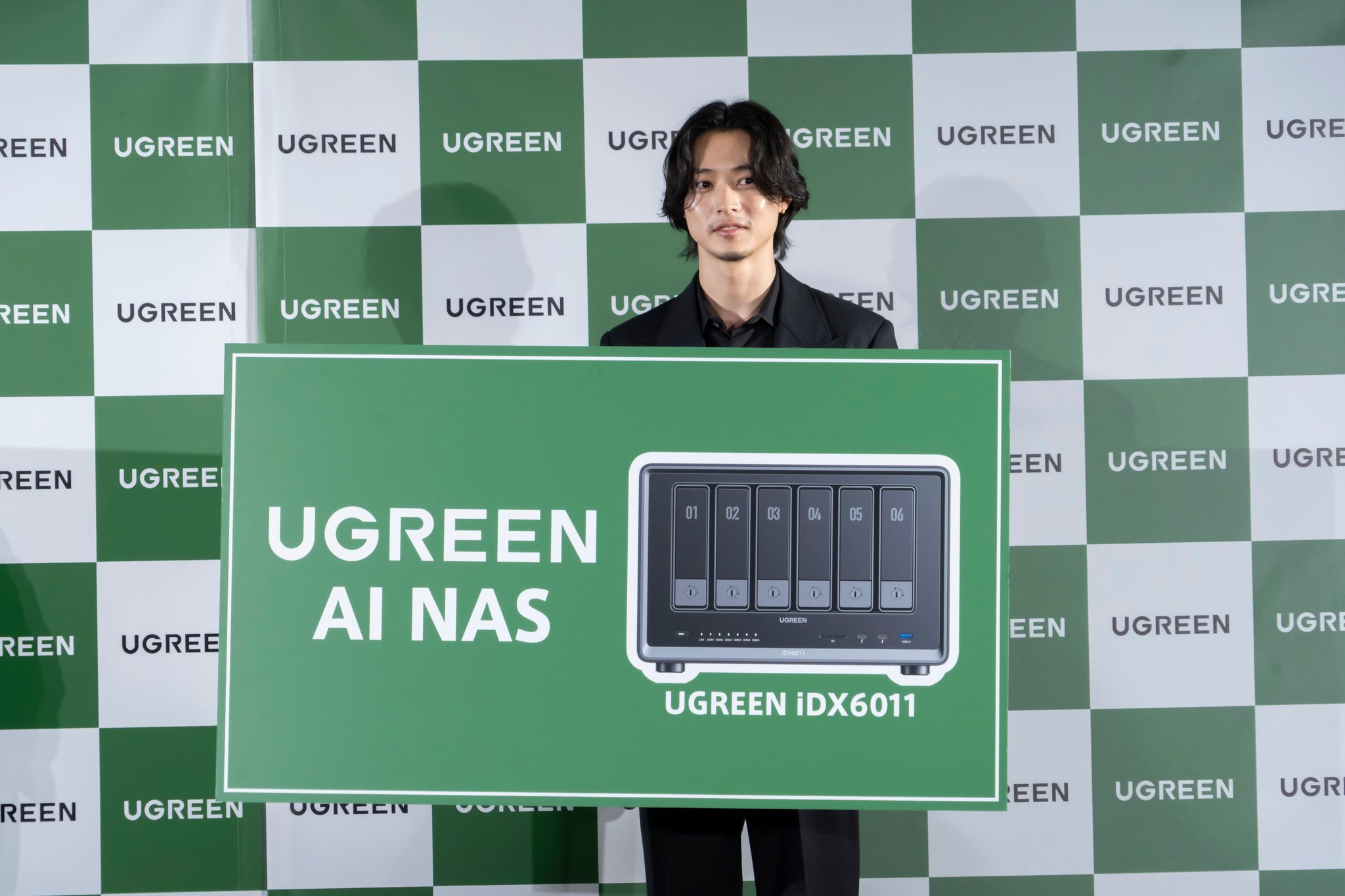 山﨑賢人さんと「UGREEN AI NAS」(iDX6011)