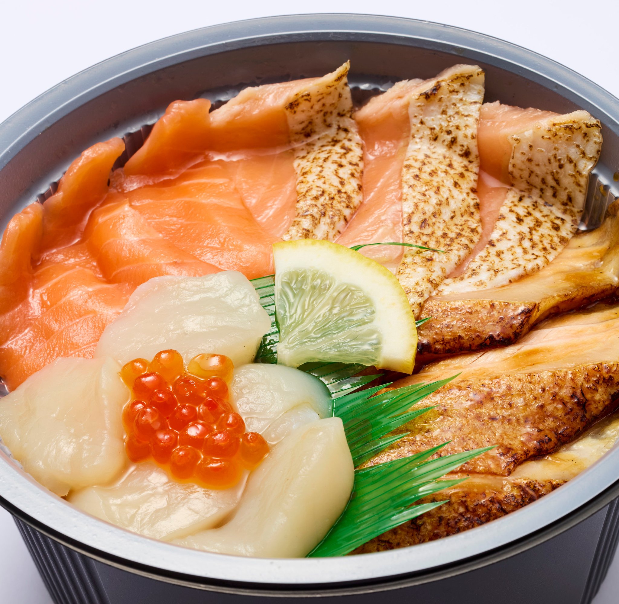 3種のサーモンとホタテ丼の断面