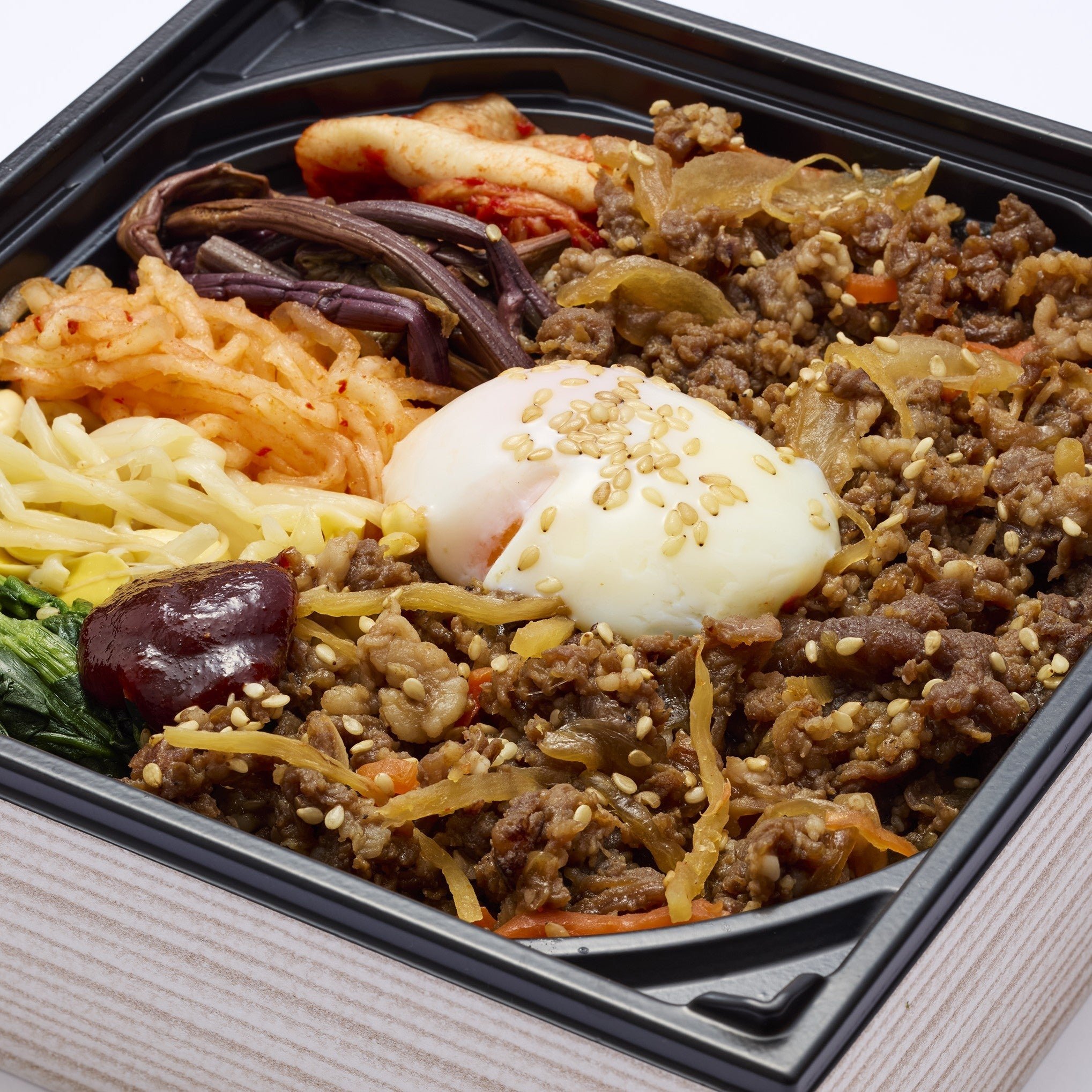 焼肉温玉ビビンバ重の盛り付け