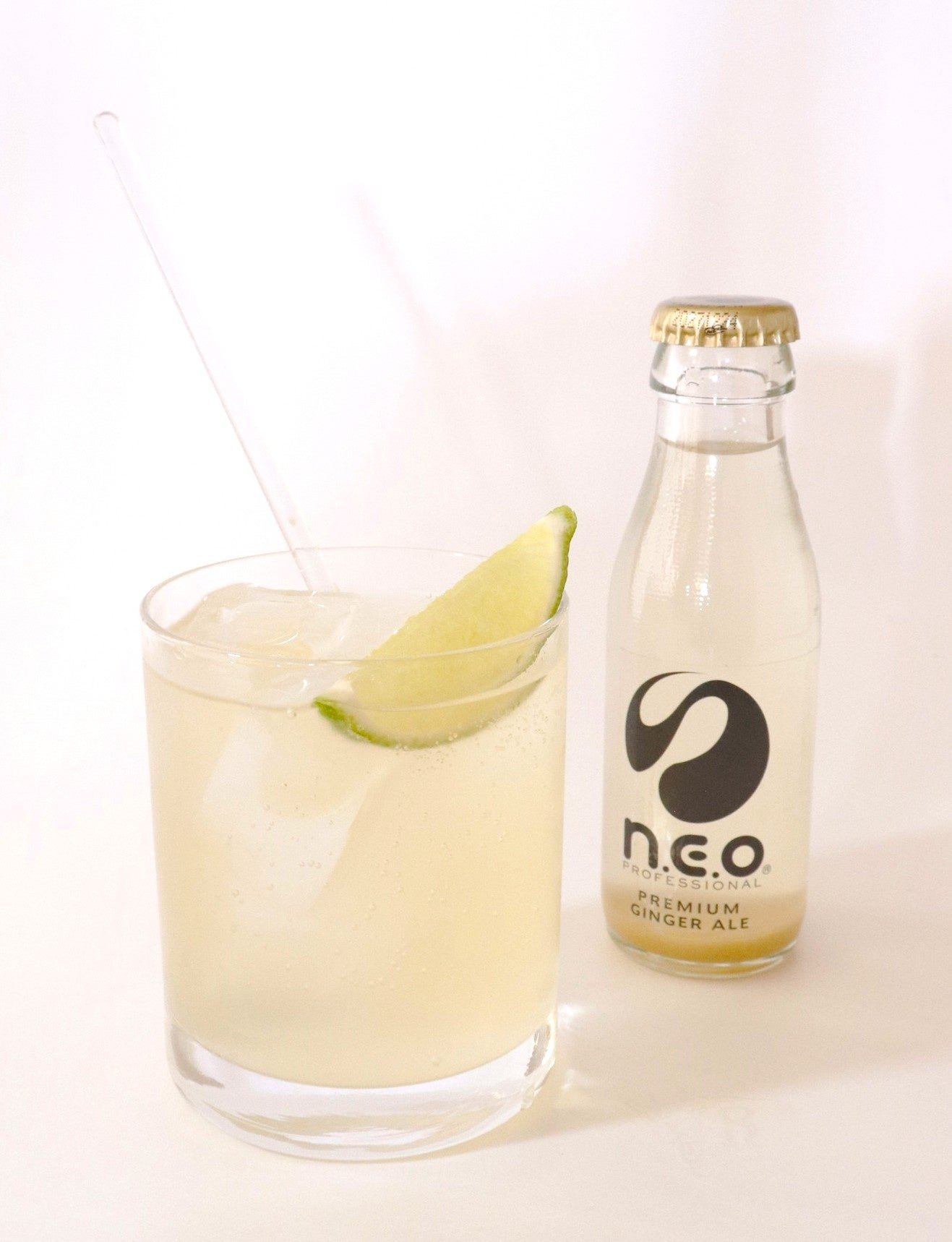 「本格ジンバック（カクテル）」で使用する『n.e.o プレミアム ジンジャーエール』イメージ