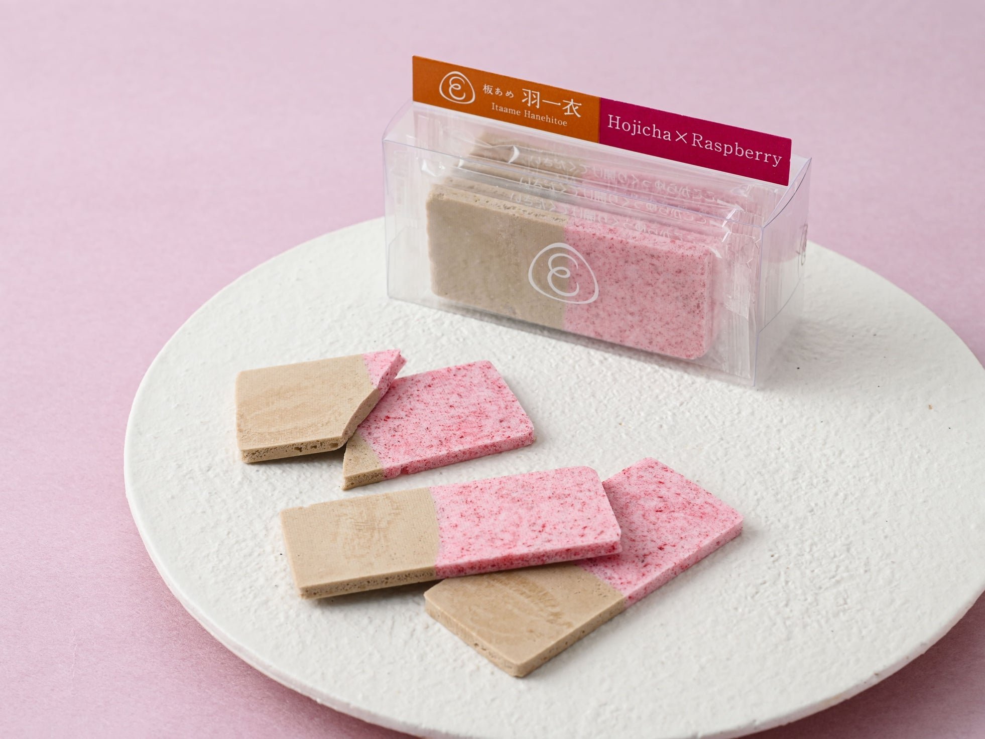 板あめ羽一衣「ほうじ茶×ラズベリー」のパッケージと5枚入りの板あめ