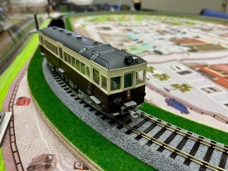手回し発電機でソーラートレインを走らせる体験