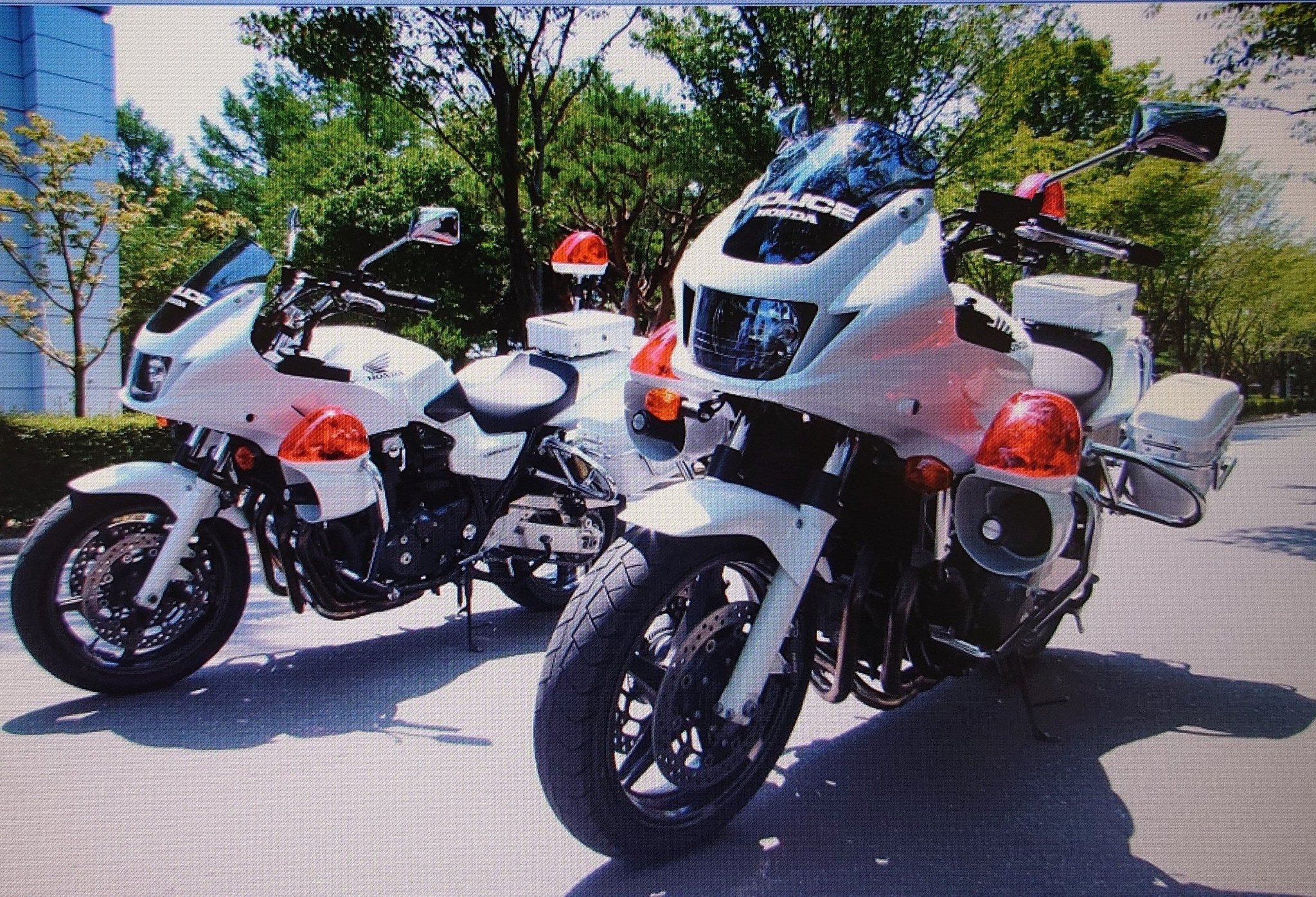 茨城県警察の白バイ2台