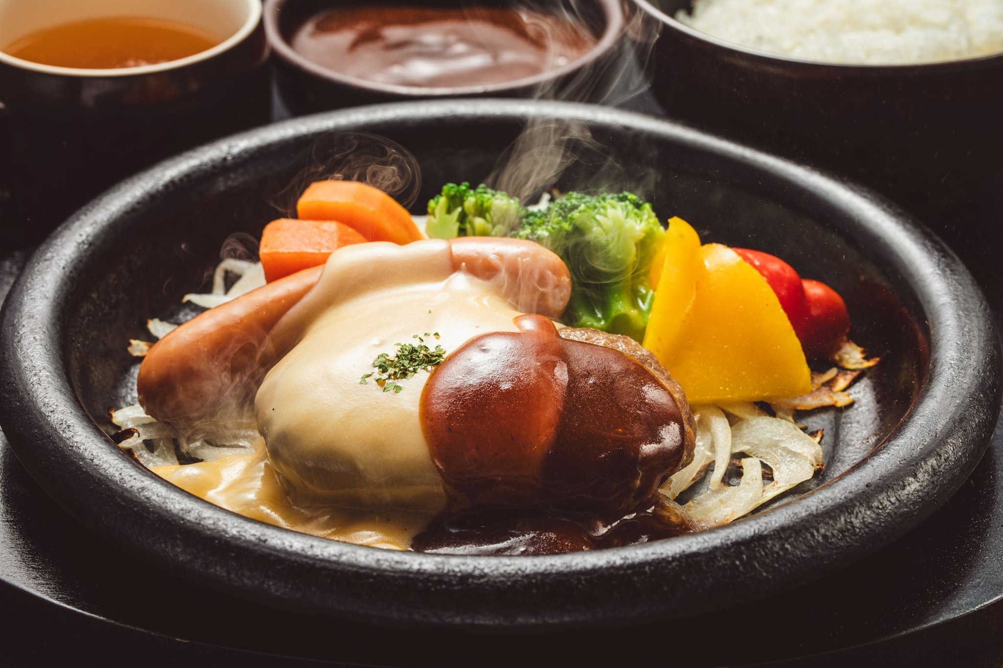「濃厚4種のチーズデミバーグ」(765区 三田屋本店)