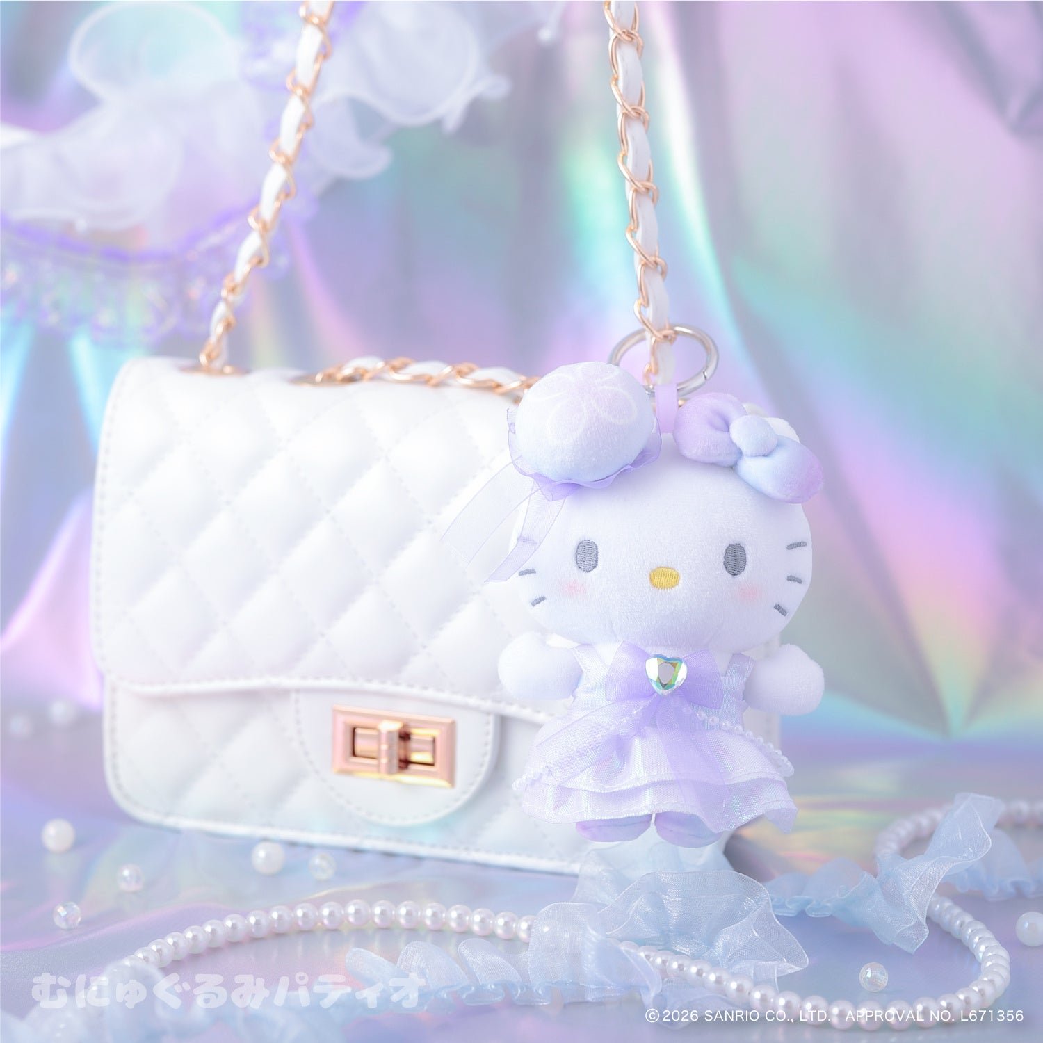 ハローキティの「ゆらゆらくらげ むにゅぐるみマスコット」をバッグに装着した使用イメージ