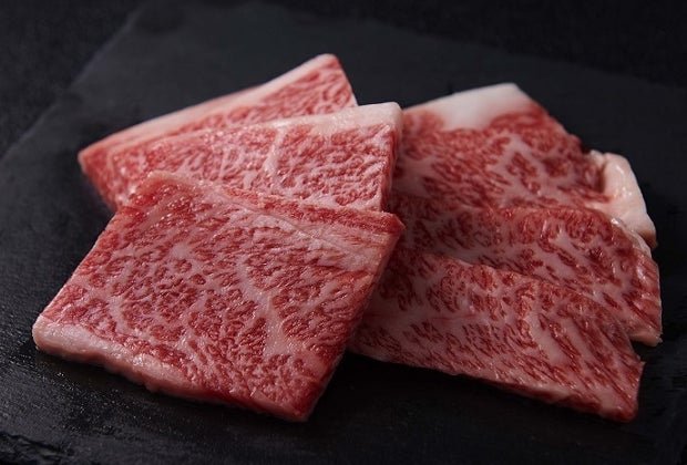 「牧場長のダイヤカルビ」のサシが入った牛肉カット
