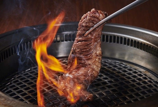 「がぶりっ！骨付きBIGフランク」を炎で焼き上げる様子