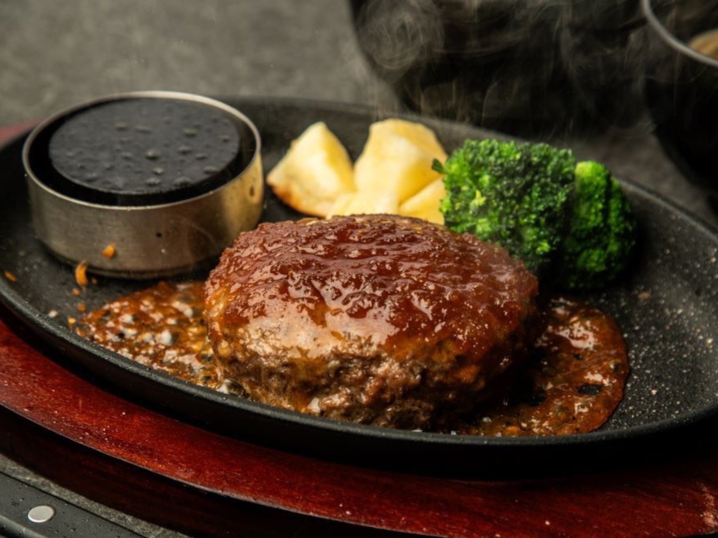 鉄板dining響の和牛100%ハンバーグ