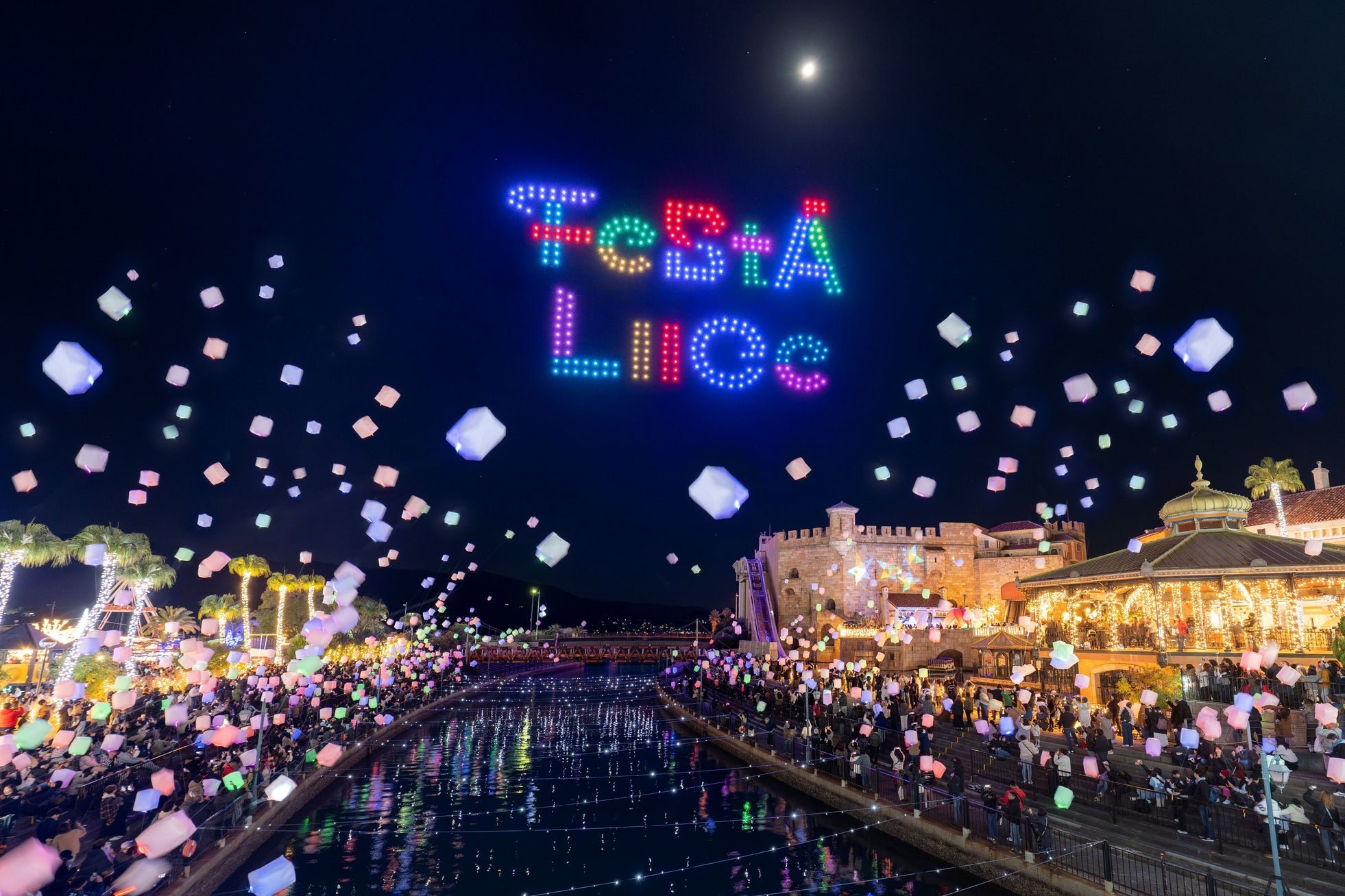 水路沿いの夜景に浮かぶ「FeStA LuCe」のドローンショー