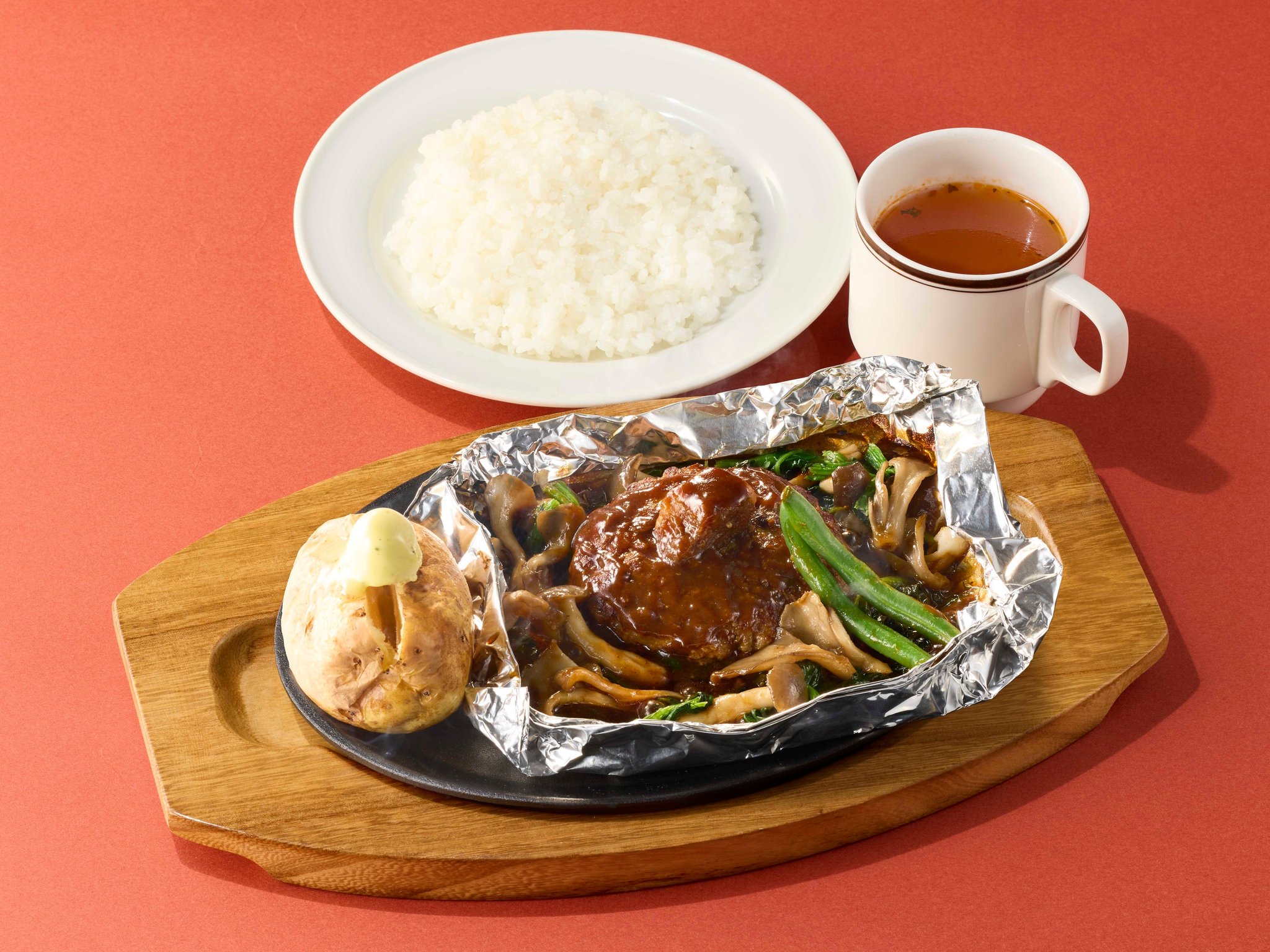 2種きのことほうれん草の濃厚ビーフシチュー包み焼きハンバーグランチの鉄板盛り