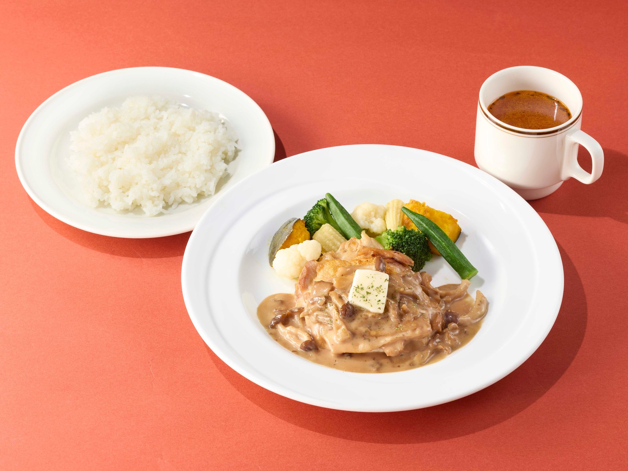 きのこクリームのチキンステーキランチの盛り付け