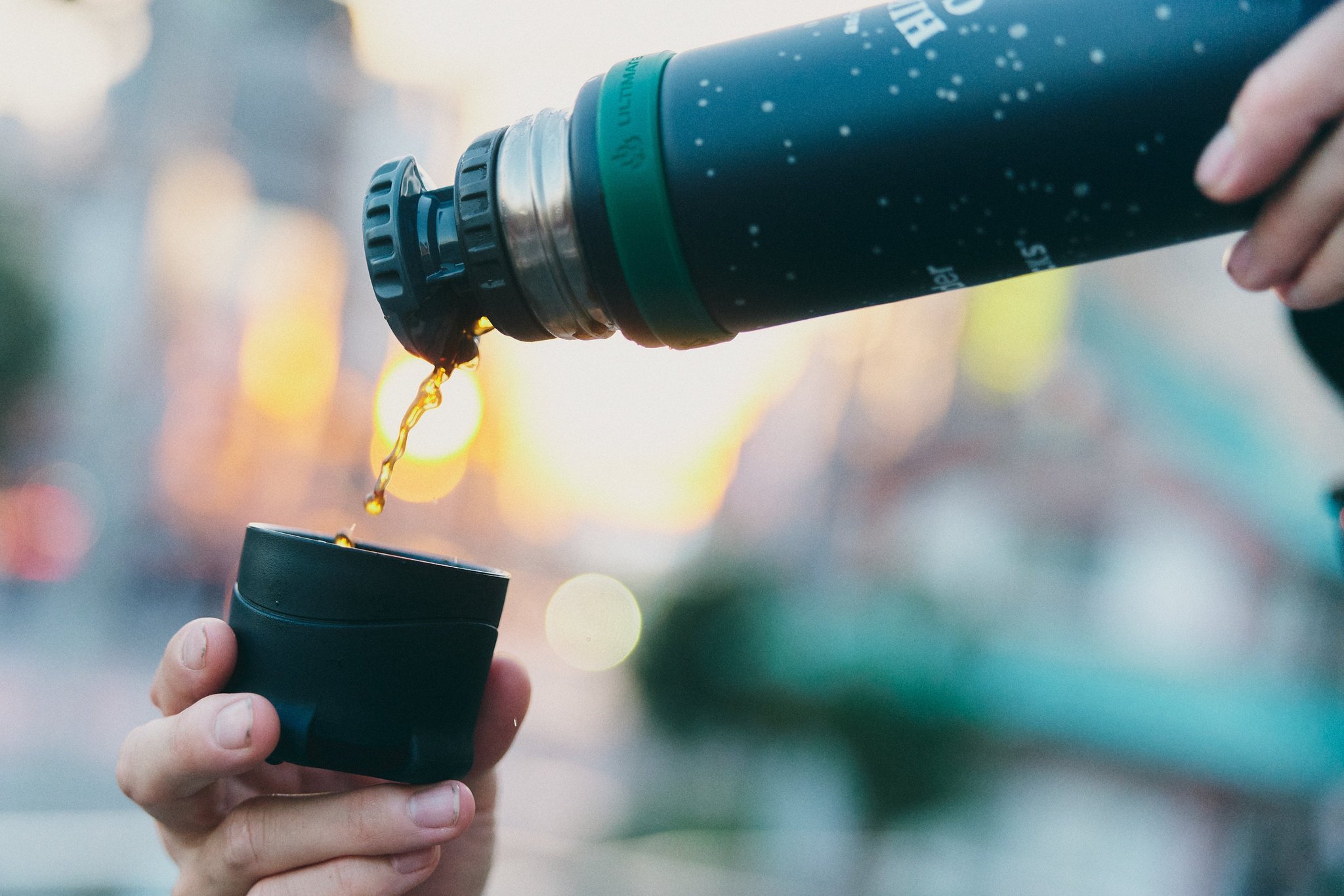 星柄ボトルからカップへコーヒーを注ぐ様子