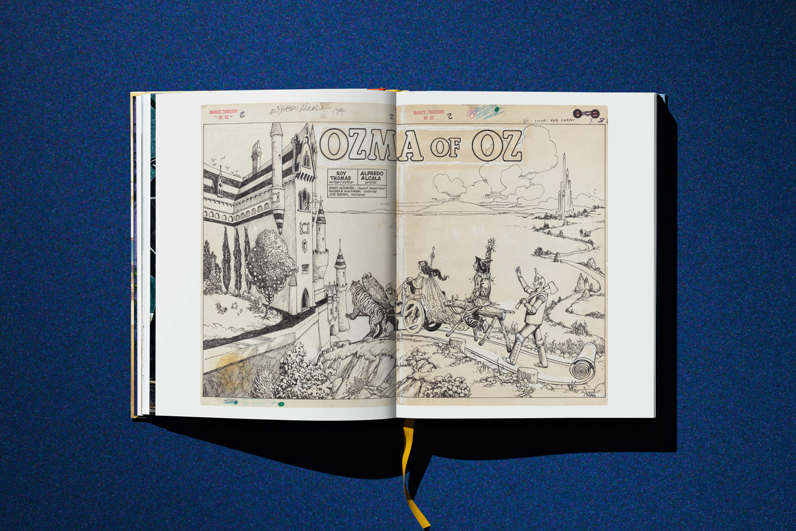 TASCHEN公式図録・城や旅する人物を描く白黒コミックの見開き