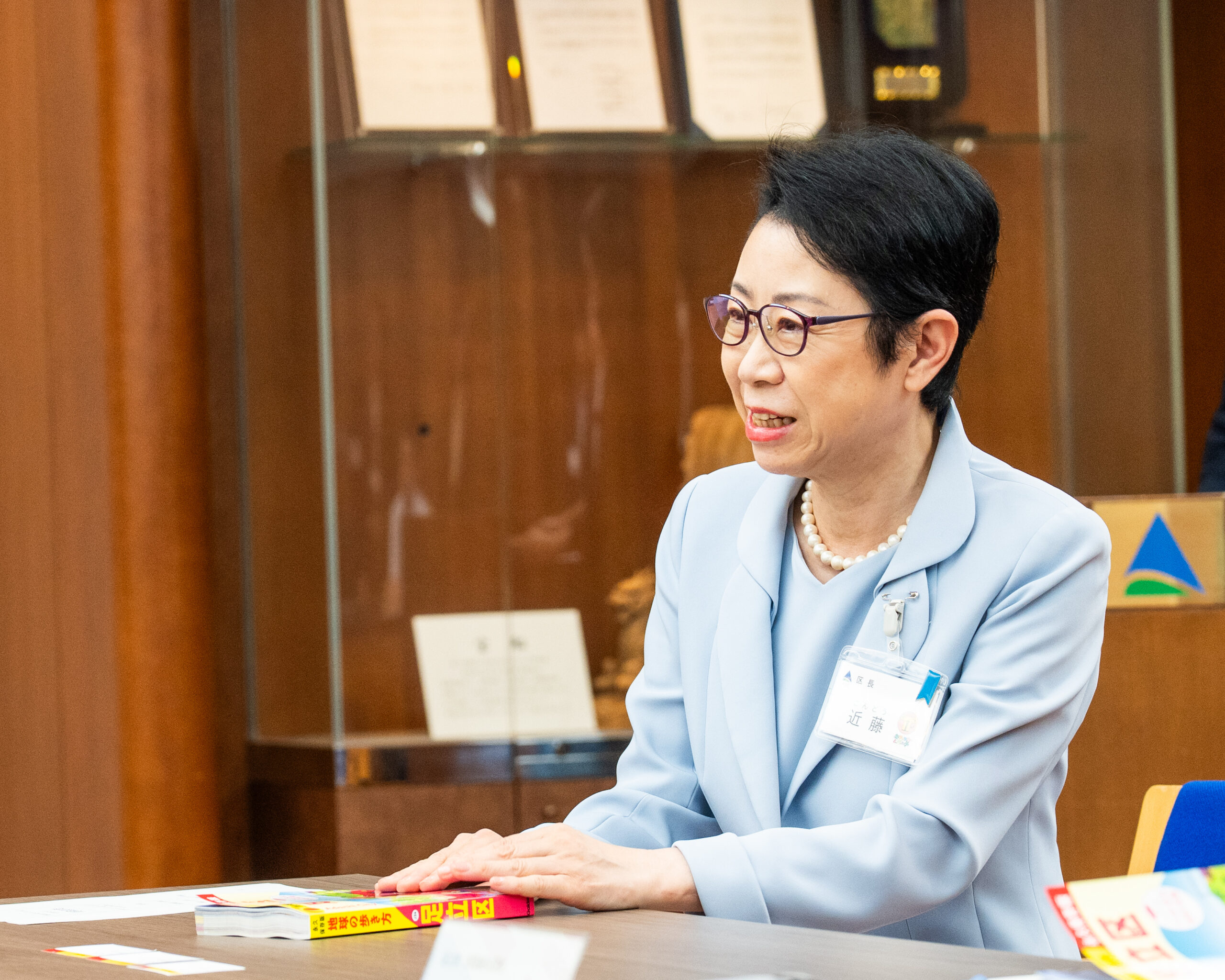 『地球の歩き方 足立区』について語る近藤やよい足立区長