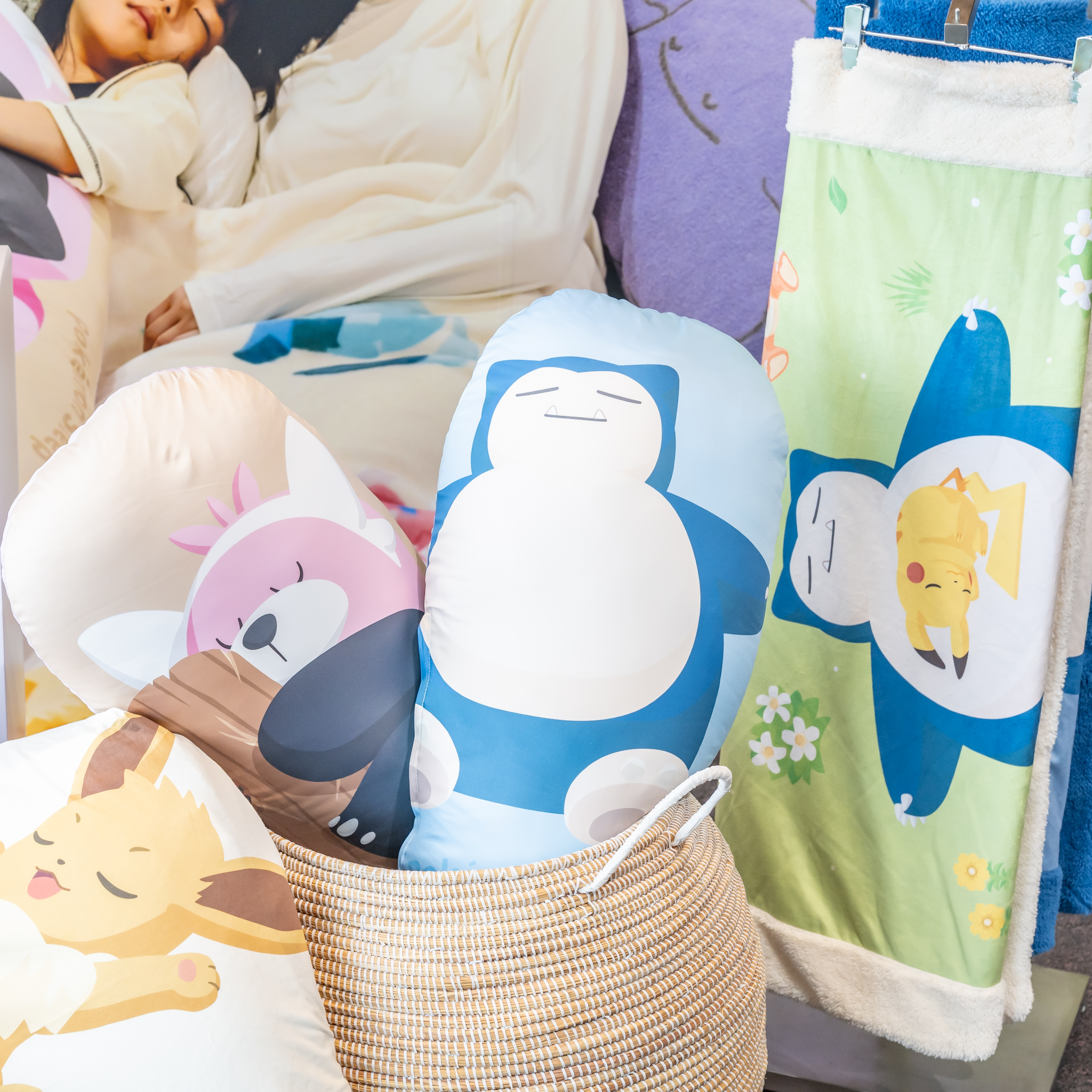 昭和西川 Pokémon Sleep 抱きまくら・着る毛布展示