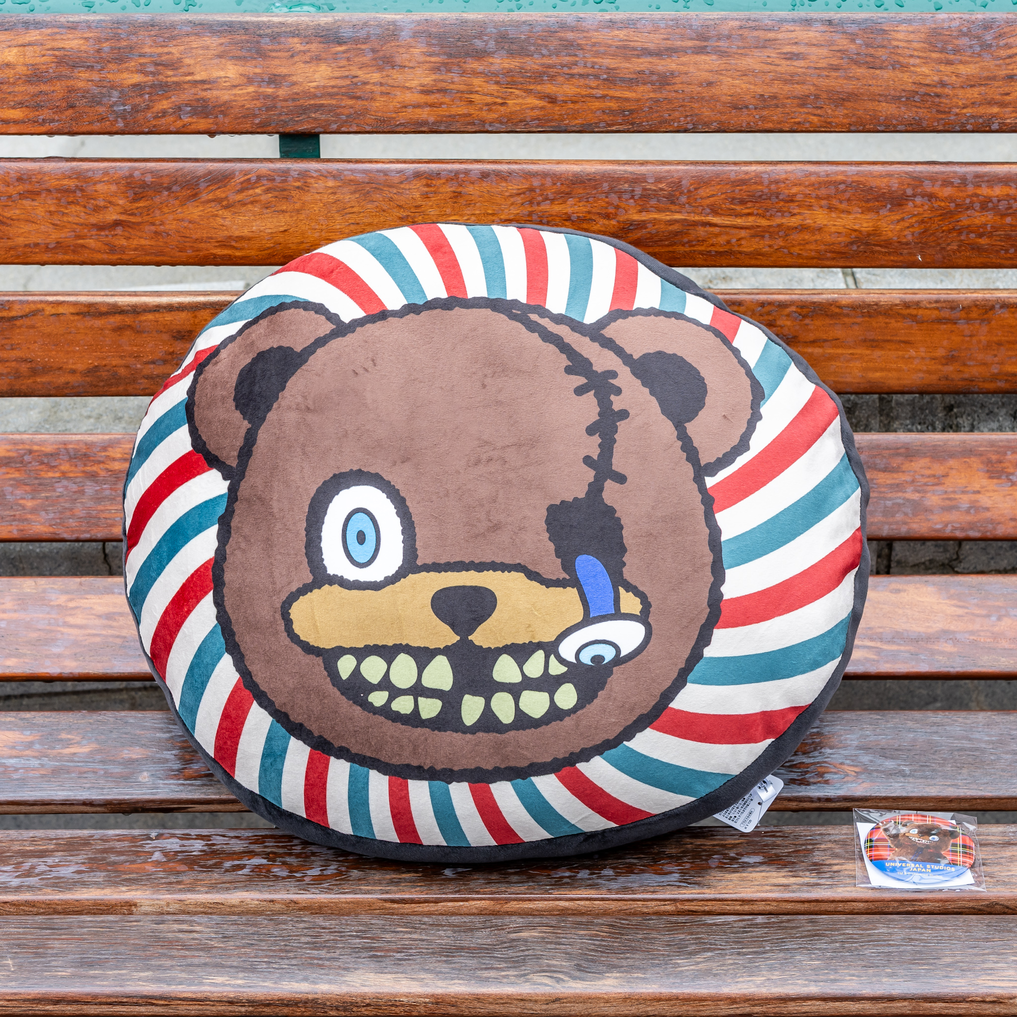 ハミクマデザインのクッション背面