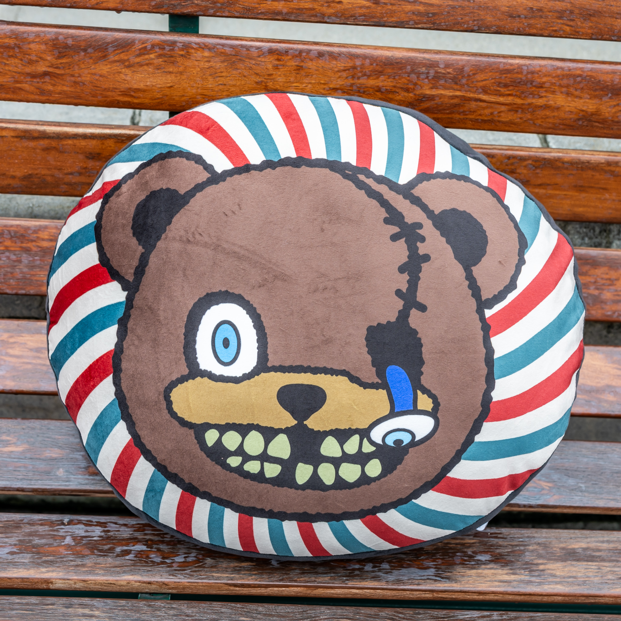 ハミクマデザインのクッション正面