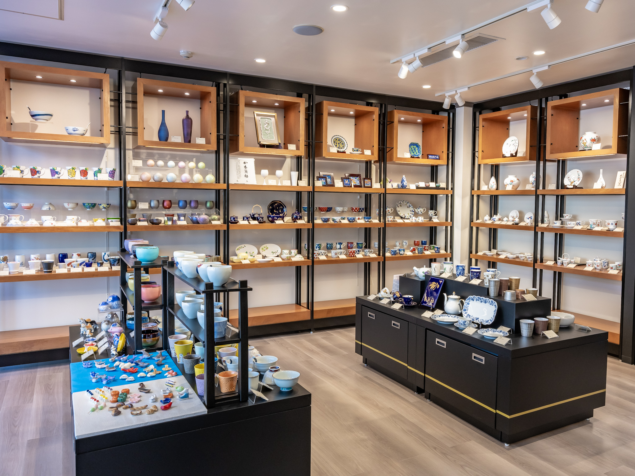 有田焼の器が並ぶ「KILN GALLERY」の店内