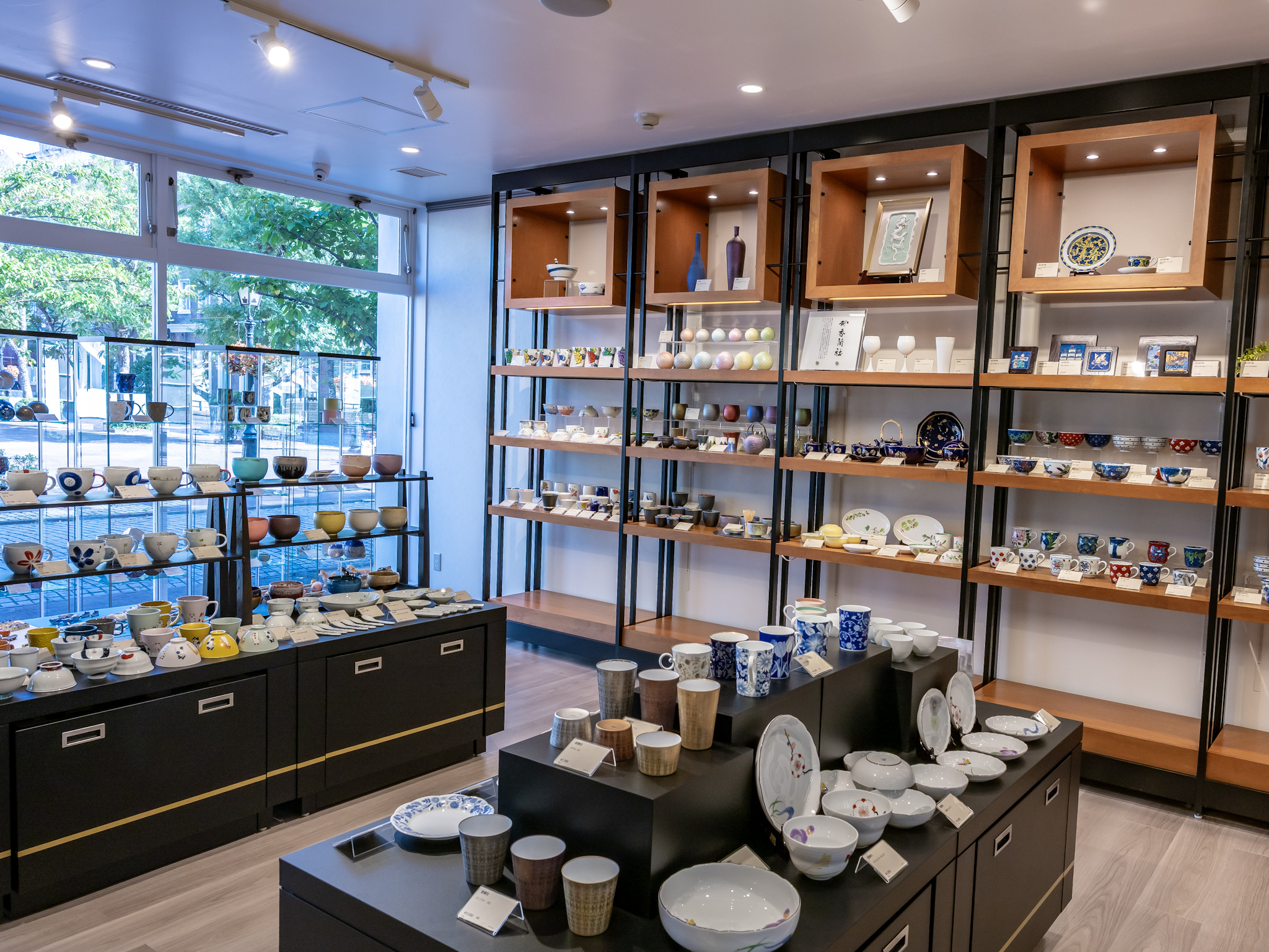皿やカップ、鉢が並ぶ「KILN GALLERY」の売り場