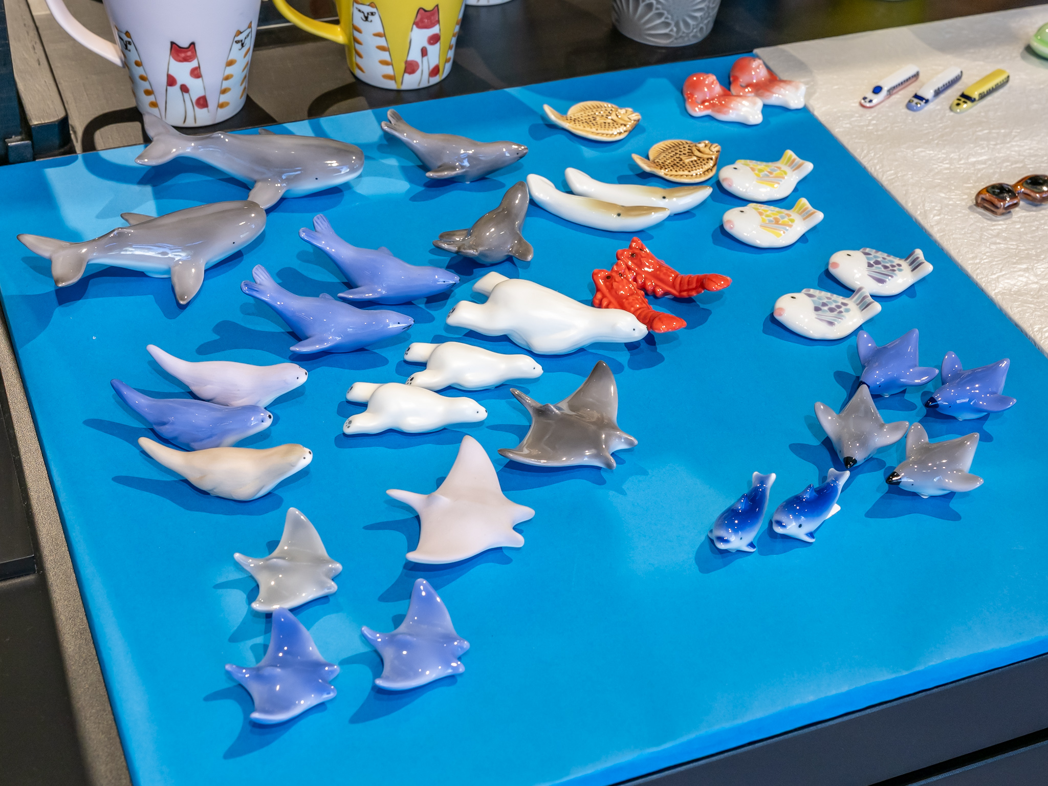 海の生き物をかたどった陶磁器の小物