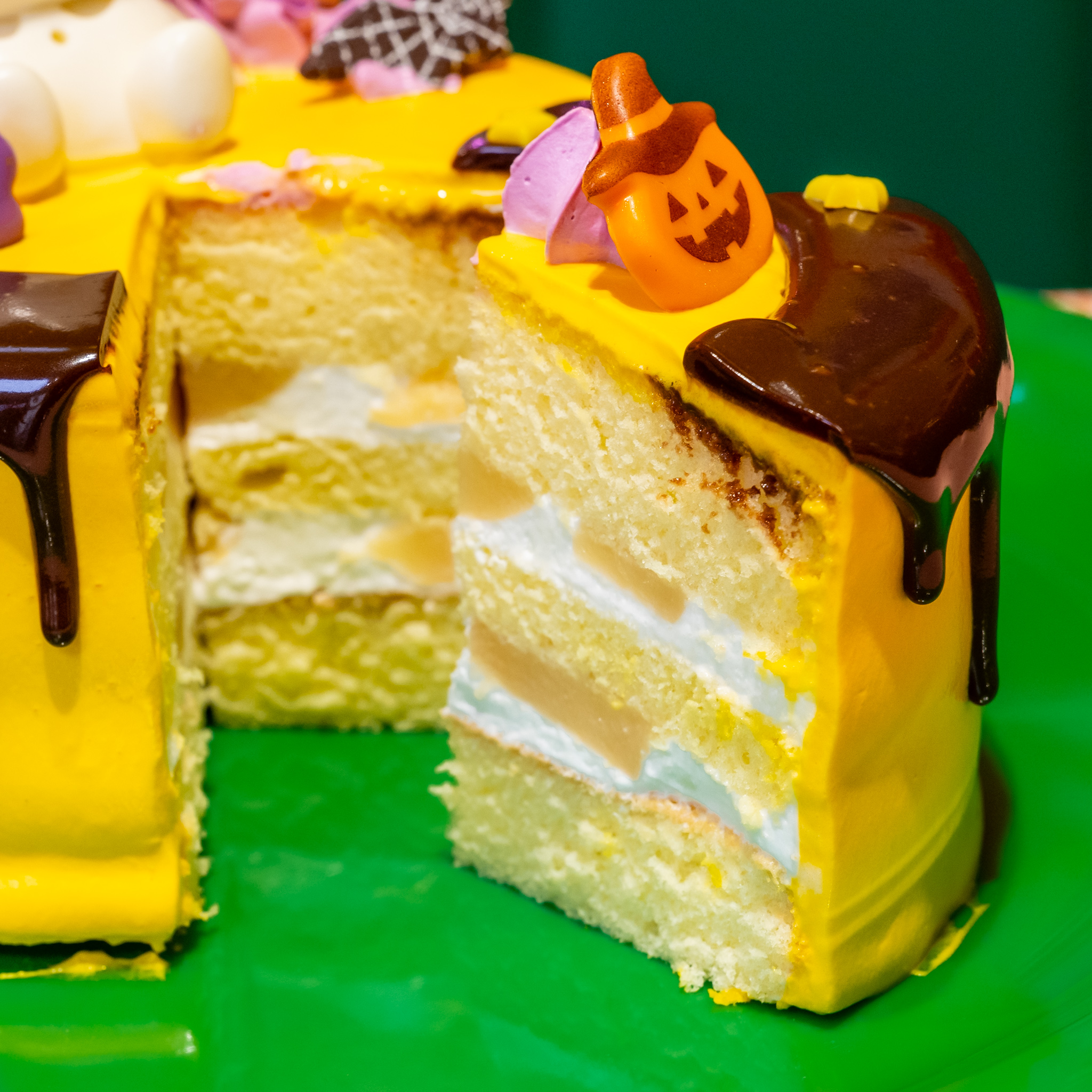 カットしたミッフィーのハッピーハロウィンケーキ