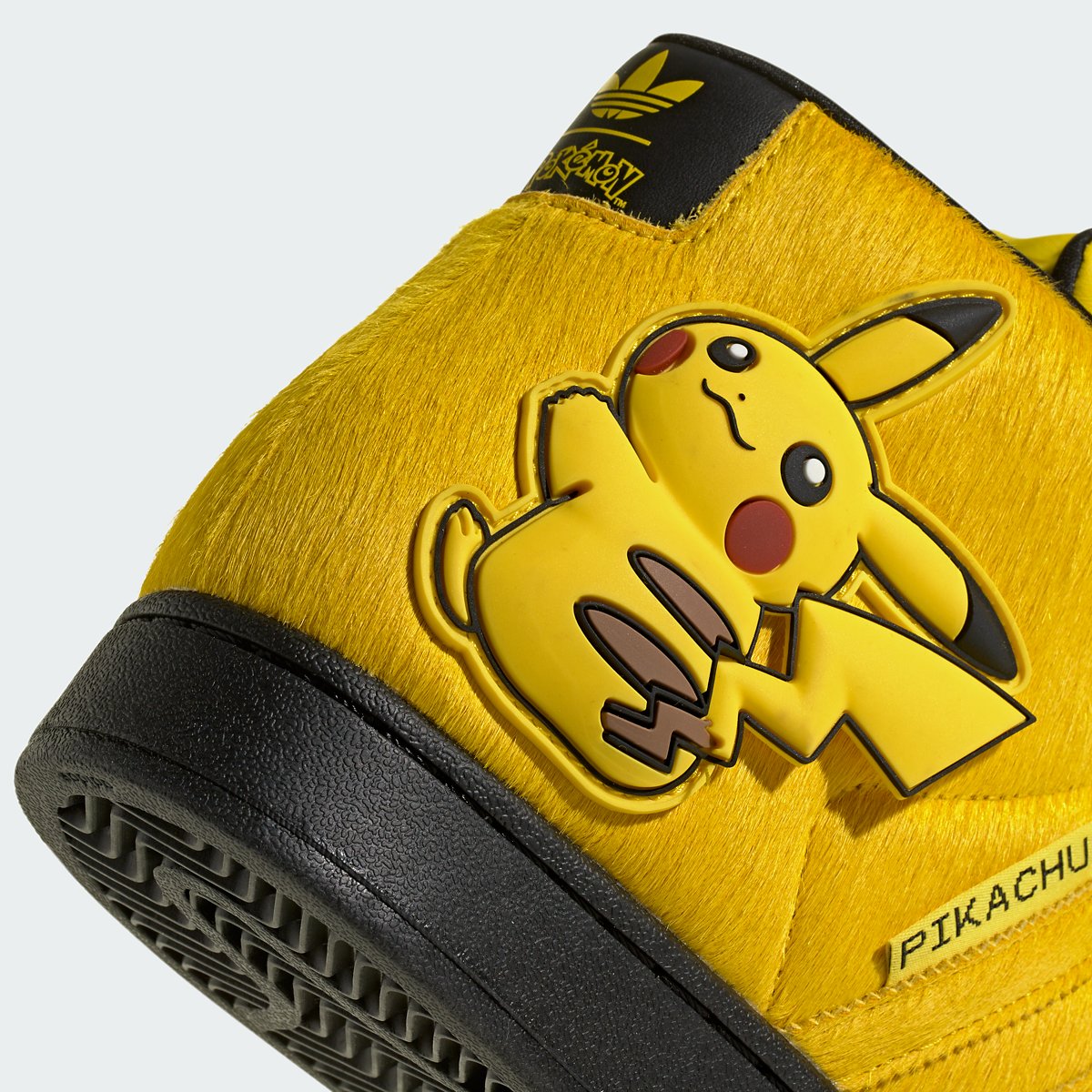 ADIDAS Pokemon SUPERSTAR II MID ピカチュウワッペンのクローズアップ